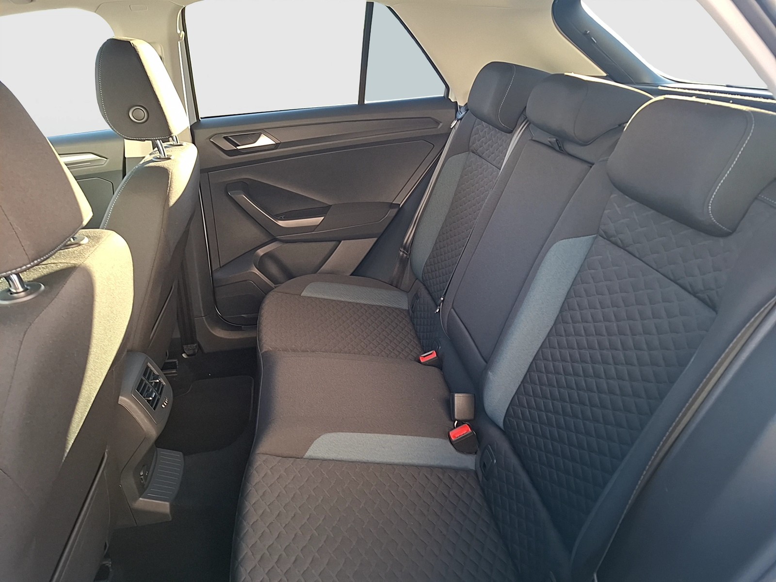 Fahrzeugabbildung Volkswagen T-Roc TSI IQ-Drive LED CarPlay ACC SHZ Park-Assist