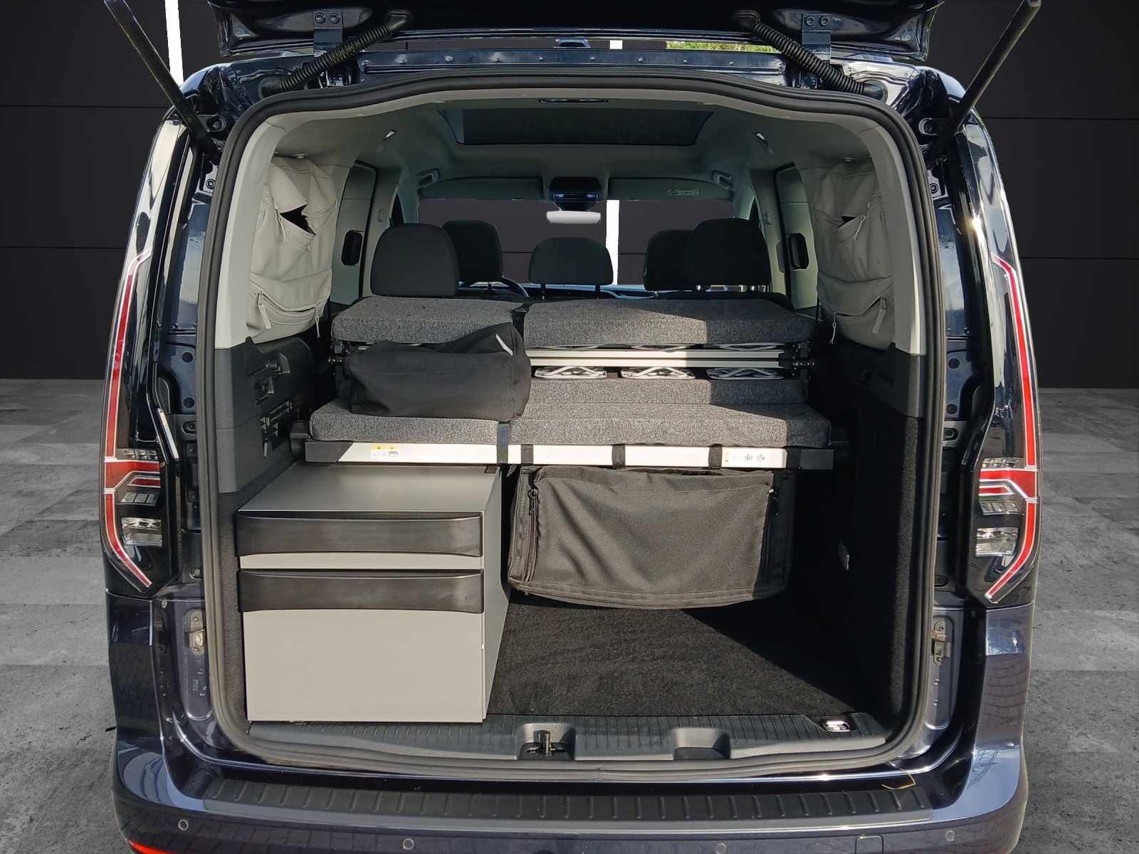 Fahrzeugabbildung Volkswagen Caddy California TDI Maxi DSG STH LED AHK Navi AID Pano GRA PDC SH LM
