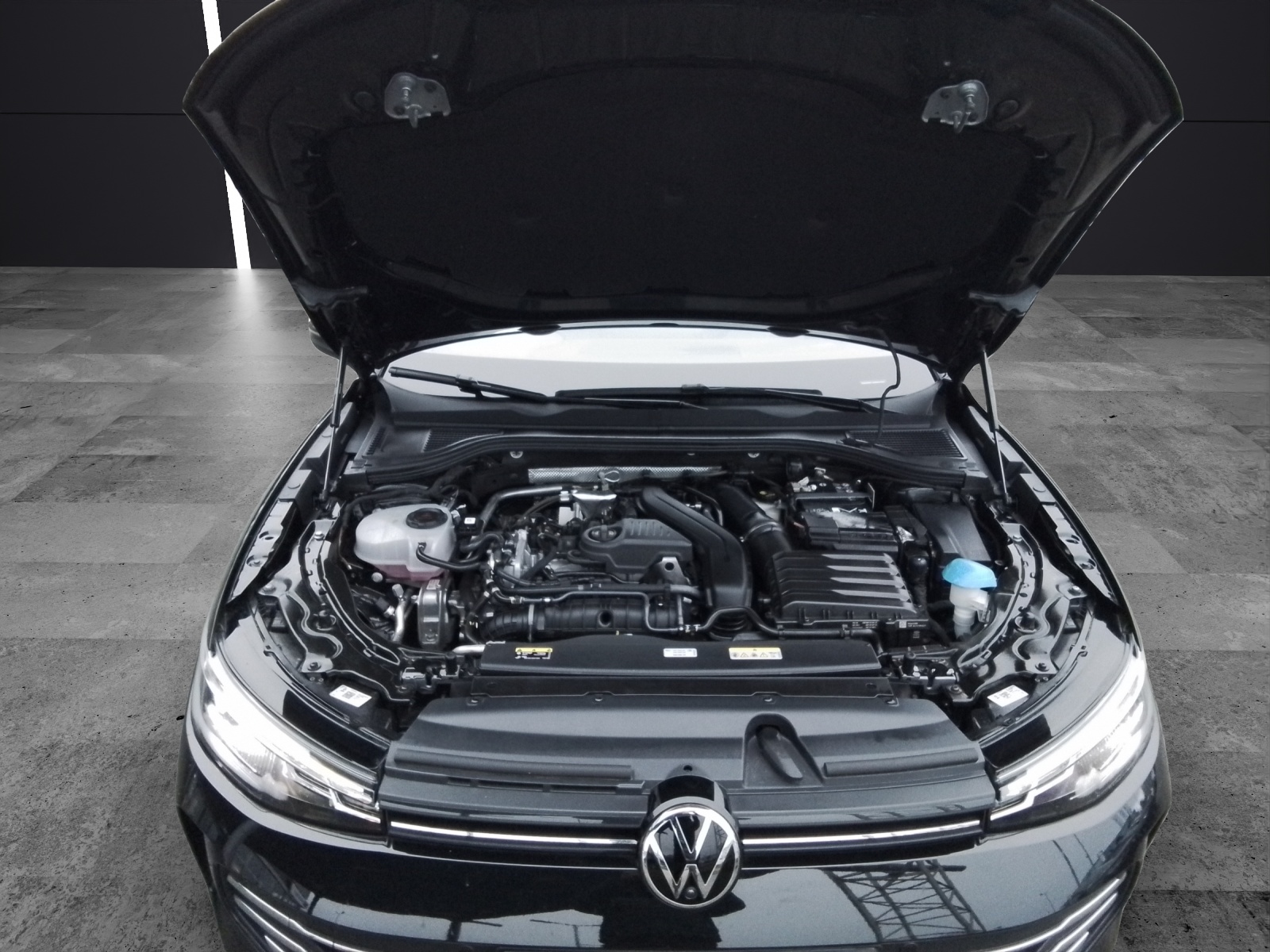 Fahrzeugabbildung Volkswagen Passat eTSI Business DSG LED AHK Navi AID ACC RFK SH LM