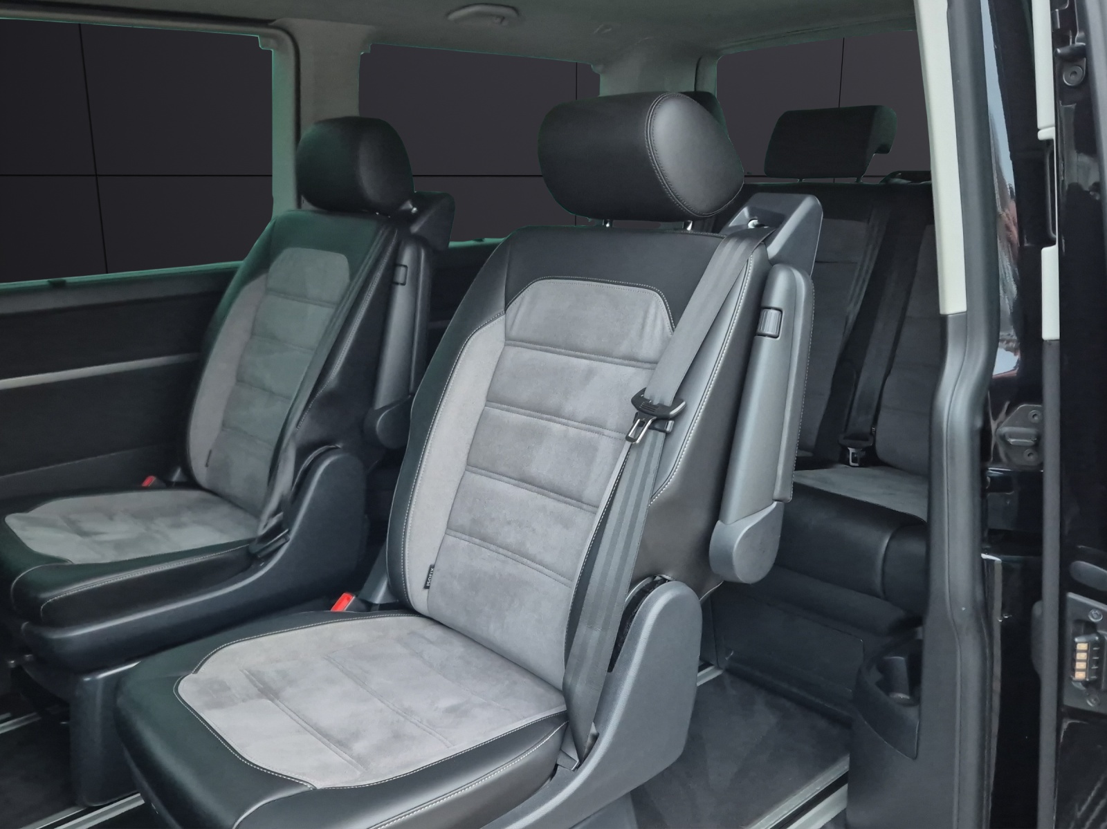 Fahrzeugabbildung Volkswagen T6 Multivan T6.1 TDI Gen-Six DSG Standhzg LED AHK Nabi ACC RFK SH