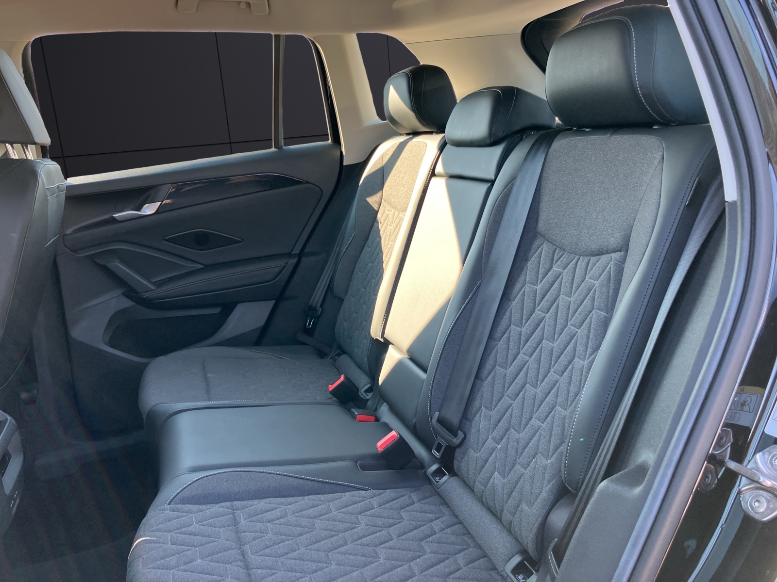 Fahrzeugabbildung Volkswagen Tiguan TDI DSG AHK RFK AppCon HuD ACC Lane-Assist SHZ NAVI LM