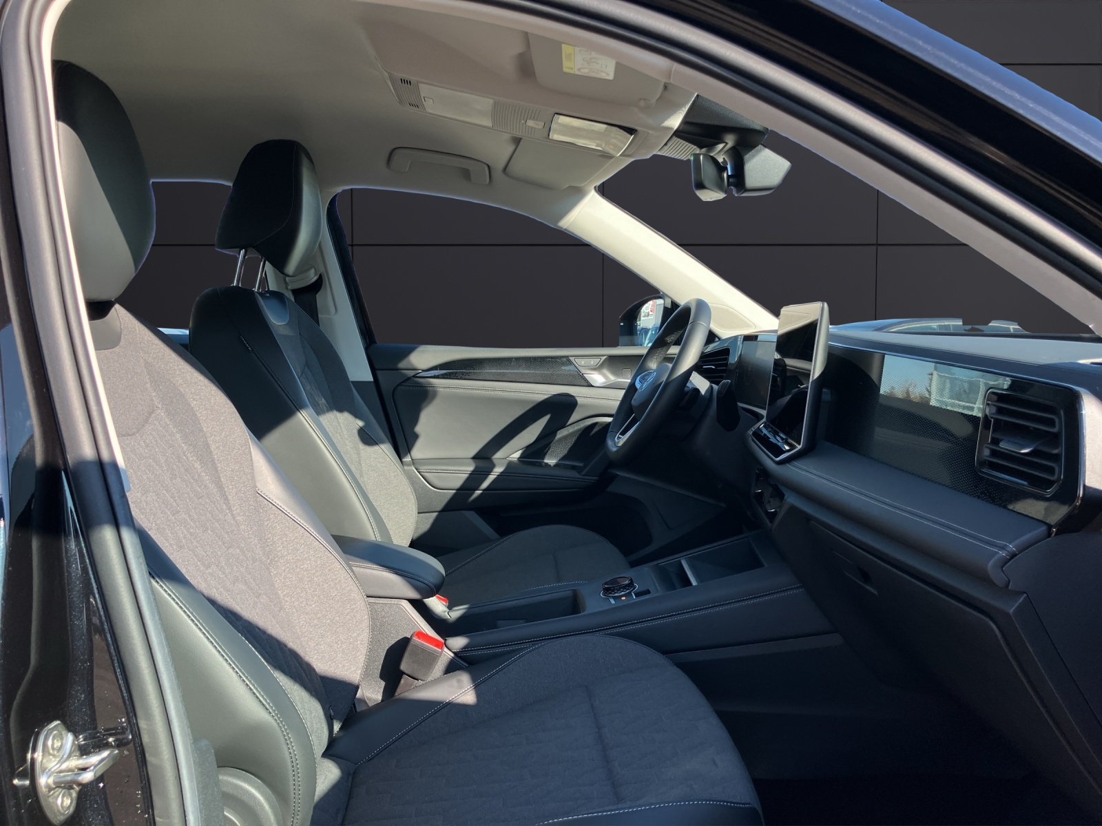 Fahrzeugabbildung Volkswagen Tiguan TDI DSG AHK RFK AppCon HuD ACC Lane-Assist SHZ NAVI LM