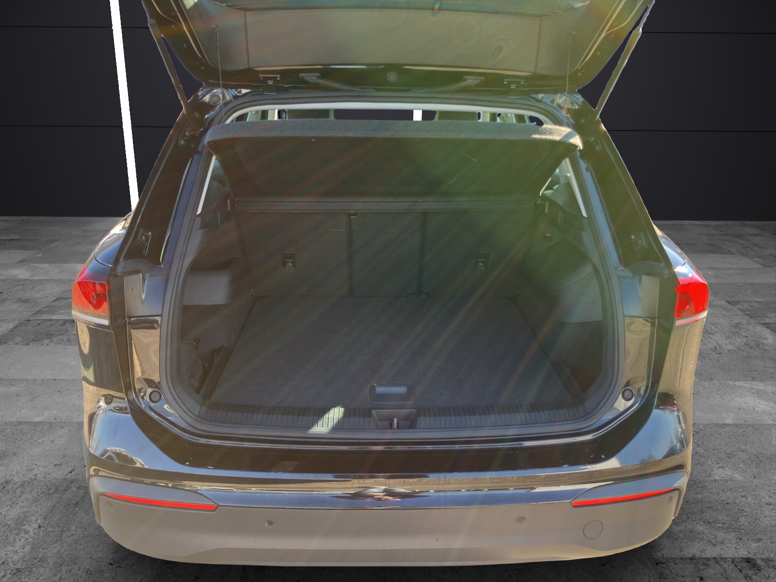 Fahrzeugabbildung Volkswagen Tiguan TDI DSG AHK RFK AppCon HuD ACC Lane-Assist SHZ NAVI LM