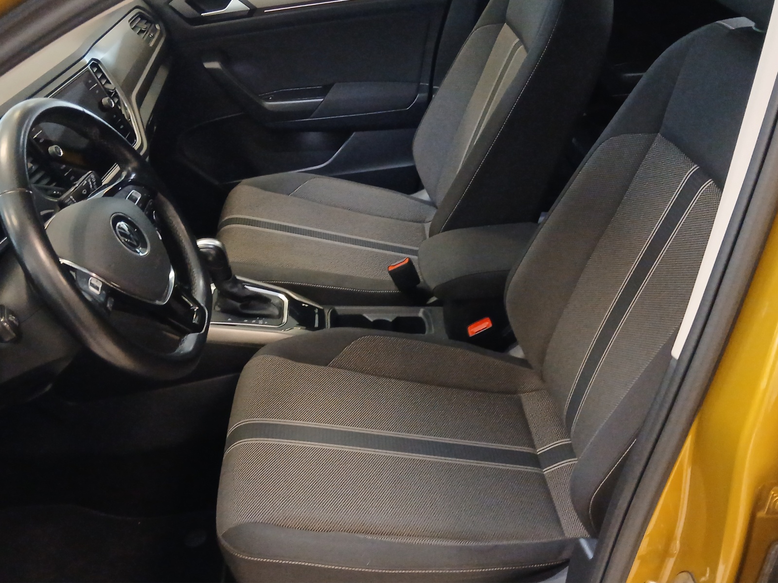 Fahrzeugabbildung Volkswagen T-Roc TSI Style DSG R-Line LED AHK Navi AID ACC RFK SH 18