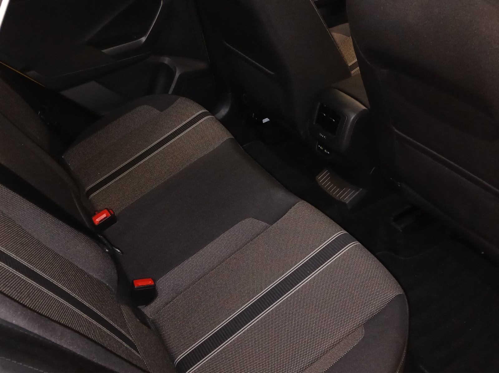 Fahrzeugabbildung Volkswagen T-Roc TSI Style DSG R-Line LED AHK Navi AID ACC RFK SH 18