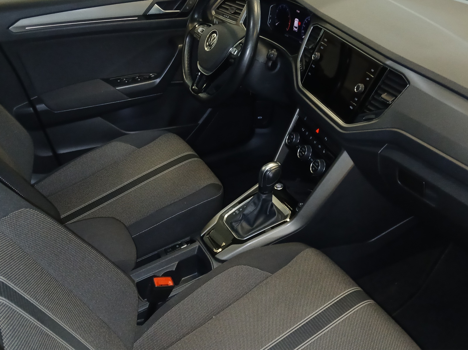 Fahrzeugabbildung Volkswagen T-Roc TSI Style DSG R-Line LED AHK Navi AID ACC RFK SH 18