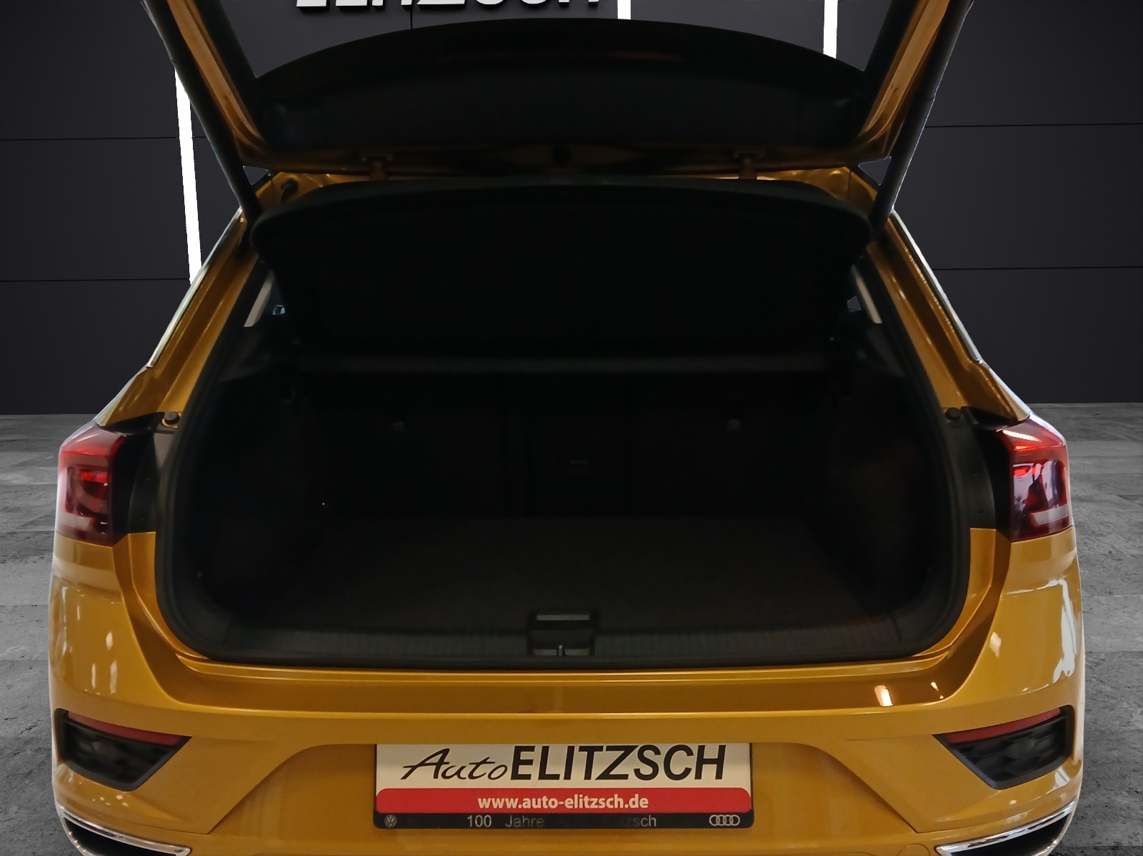 Fahrzeugabbildung Volkswagen T-Roc TSI Style DSG R-Line LED AHK Navi AID ACC RFK SH 18