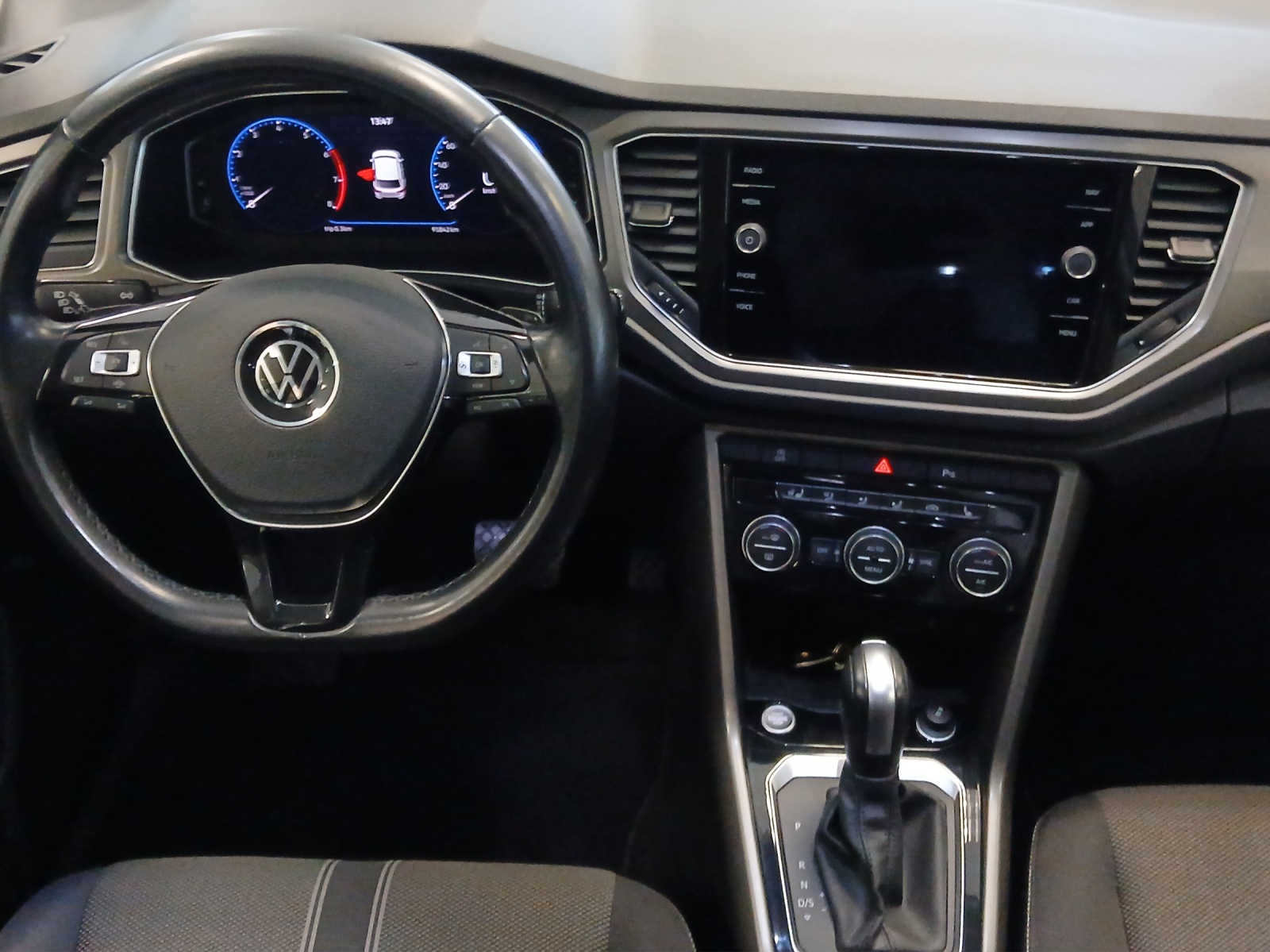 Fahrzeugabbildung Volkswagen T-Roc TSI Style DSG R-Line LED AHK Navi AID ACC RFK SH 18