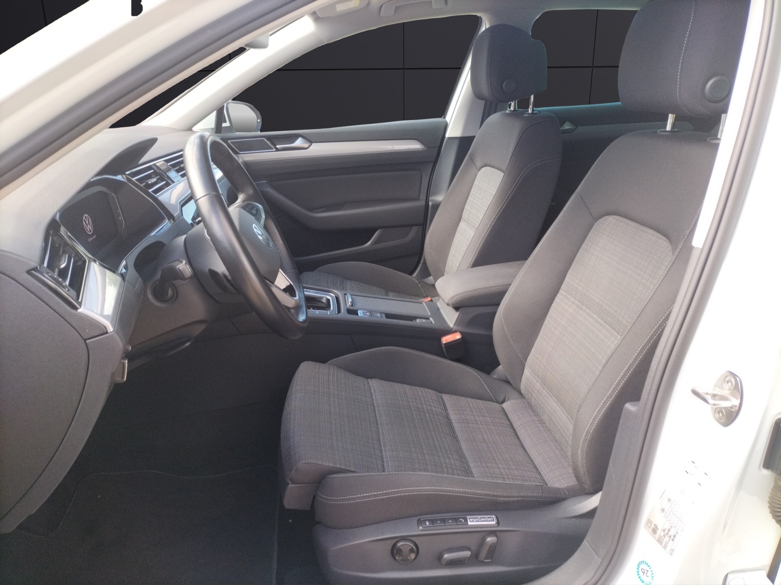 Fahrzeugabbildung Volkswagen Passat Variant TDI Business DSG Matrix AHK Navi AID ACC RFK SH