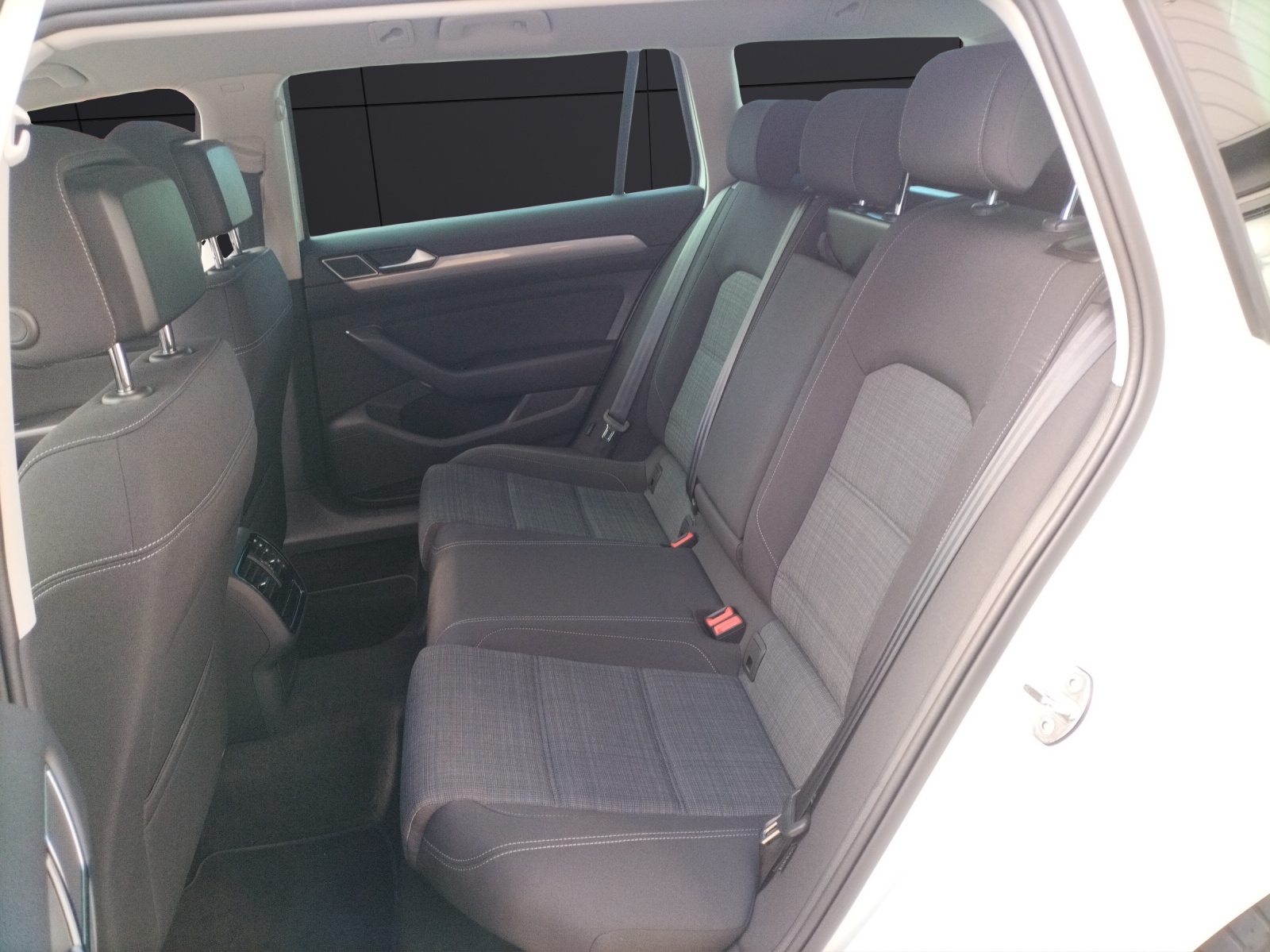 Fahrzeugabbildung Volkswagen Passat Variant TDI Business DSG Matrix AHK Navi AID ACC RFK SH