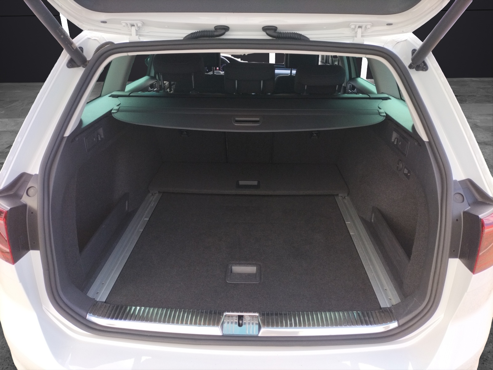 Fahrzeugabbildung Volkswagen Passat Variant TDI Business DSG Matrix AHK Navi AID ACC RFK SH