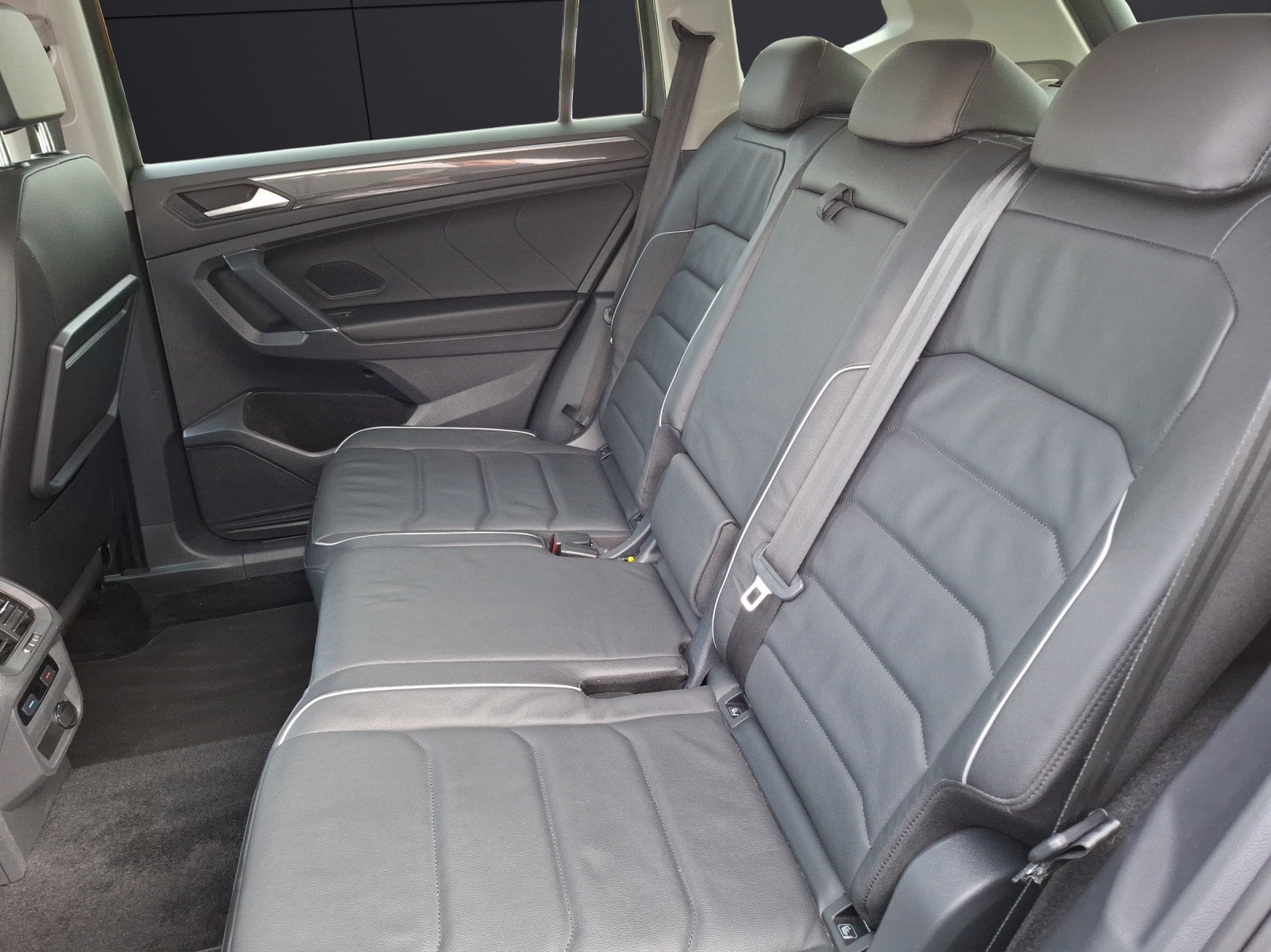 Fahrzeugabbildung Volkswagen Tiguan Allspace TDI Highline 4M DSG R-Line LED AHK Navi AID HUD Leder ACC SH 20