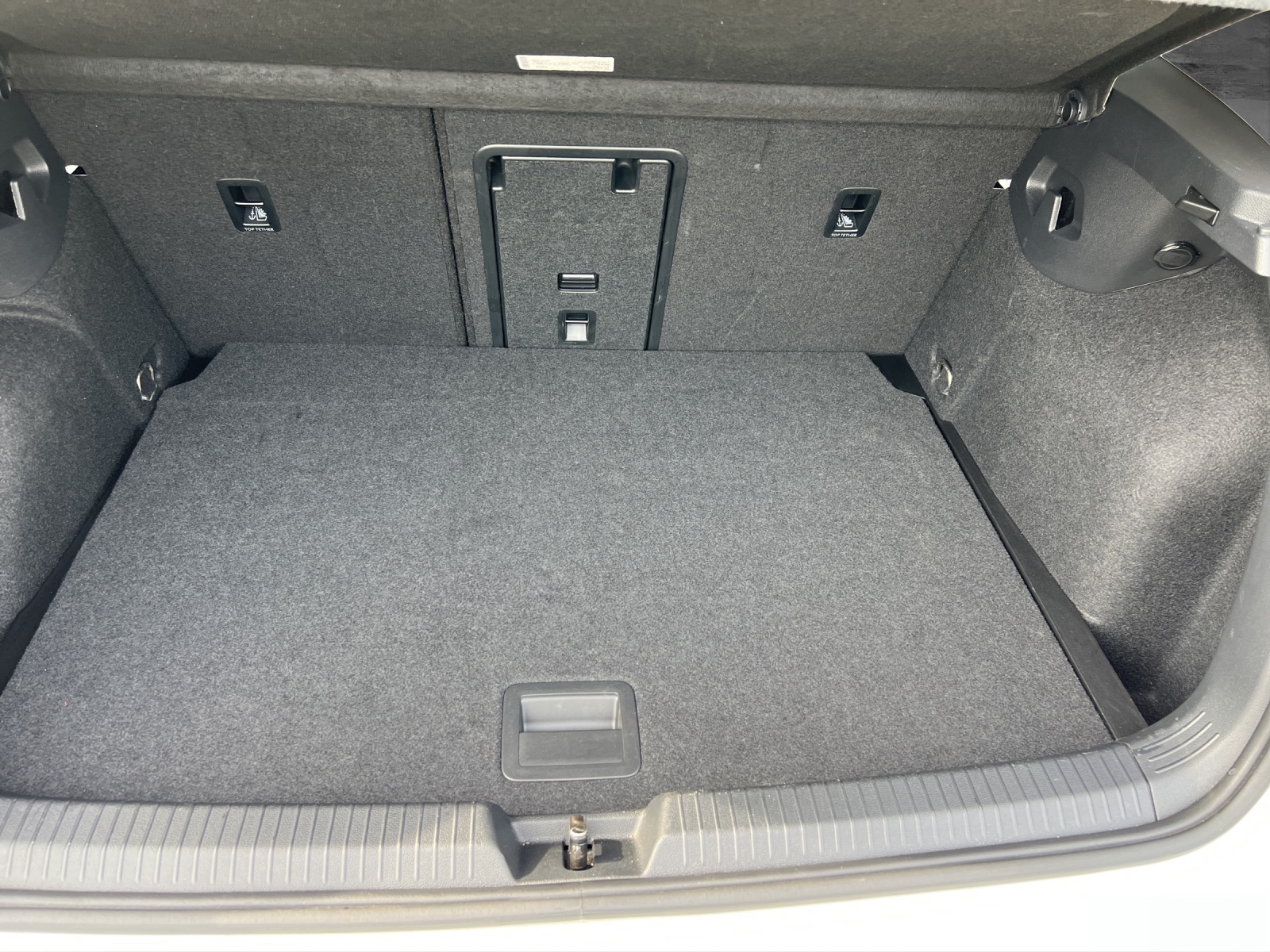 Fahrzeugabbildung Volkswagen Golf VIII TSI Active LED AHK Navi AID ACC RFK SH