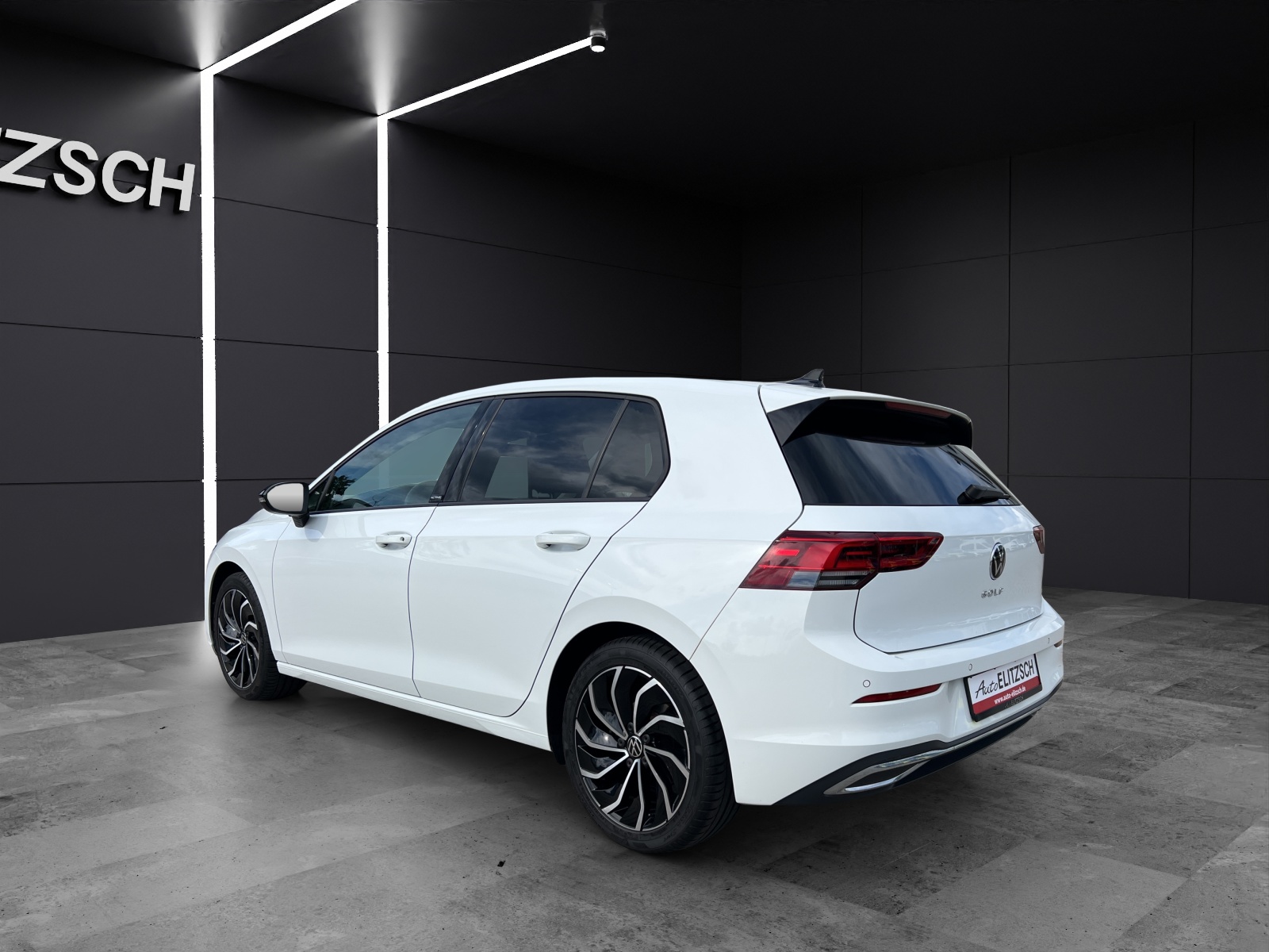Fahrzeugabbildung Volkswagen Golf VIII TSI Active LED AHK Navi AID ACC RFK SH