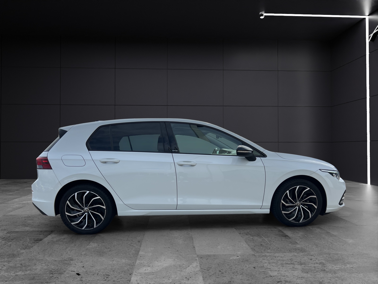 Fahrzeugabbildung Volkswagen Golf VIII TSI Active LED AHK Navi AID ACC RFK SH