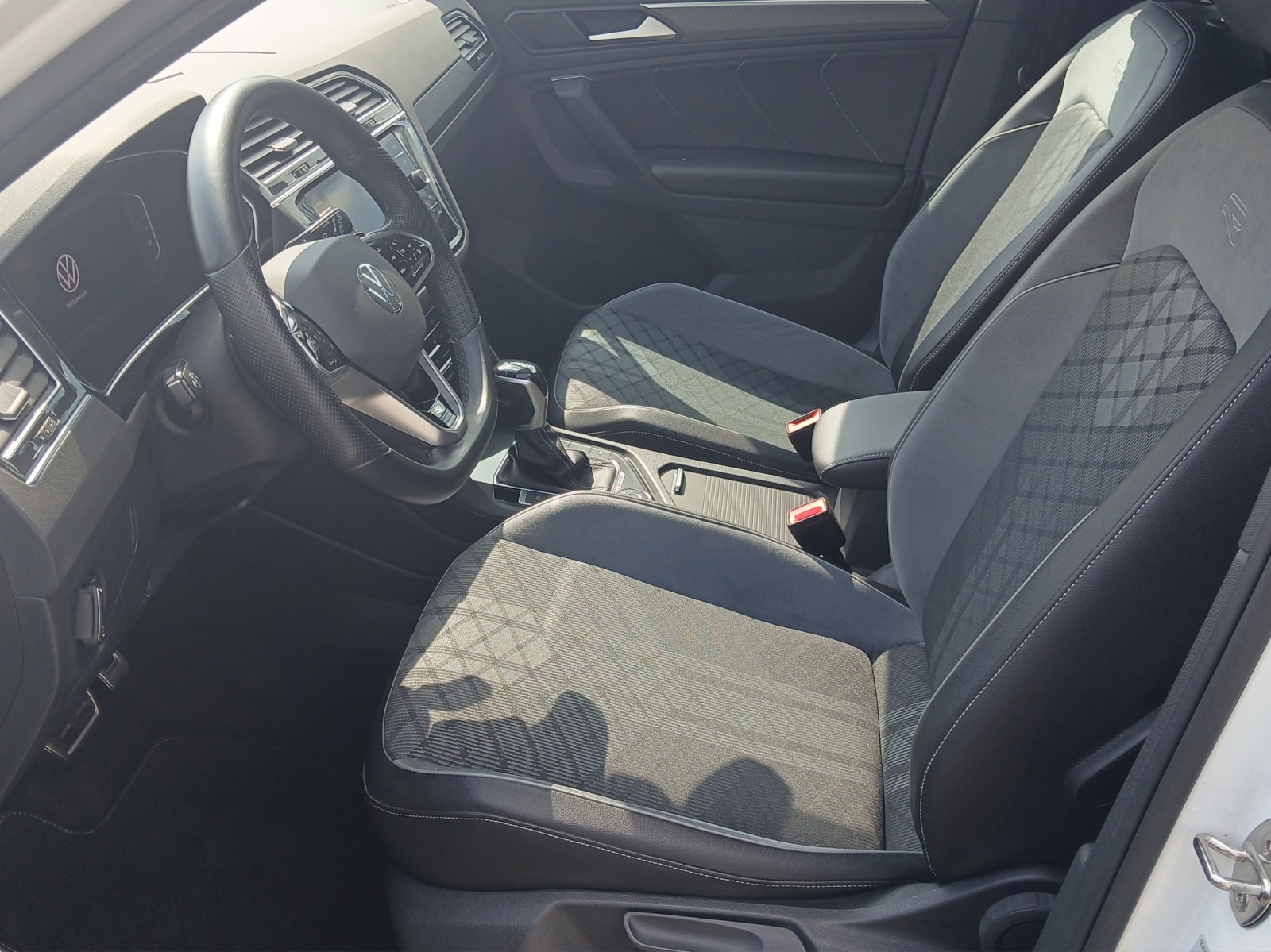 Fahrzeugabbildung Volkswagen Tiguan TDI R-Line DSG 4M Matrix AHK Navi AID ACC SH 20