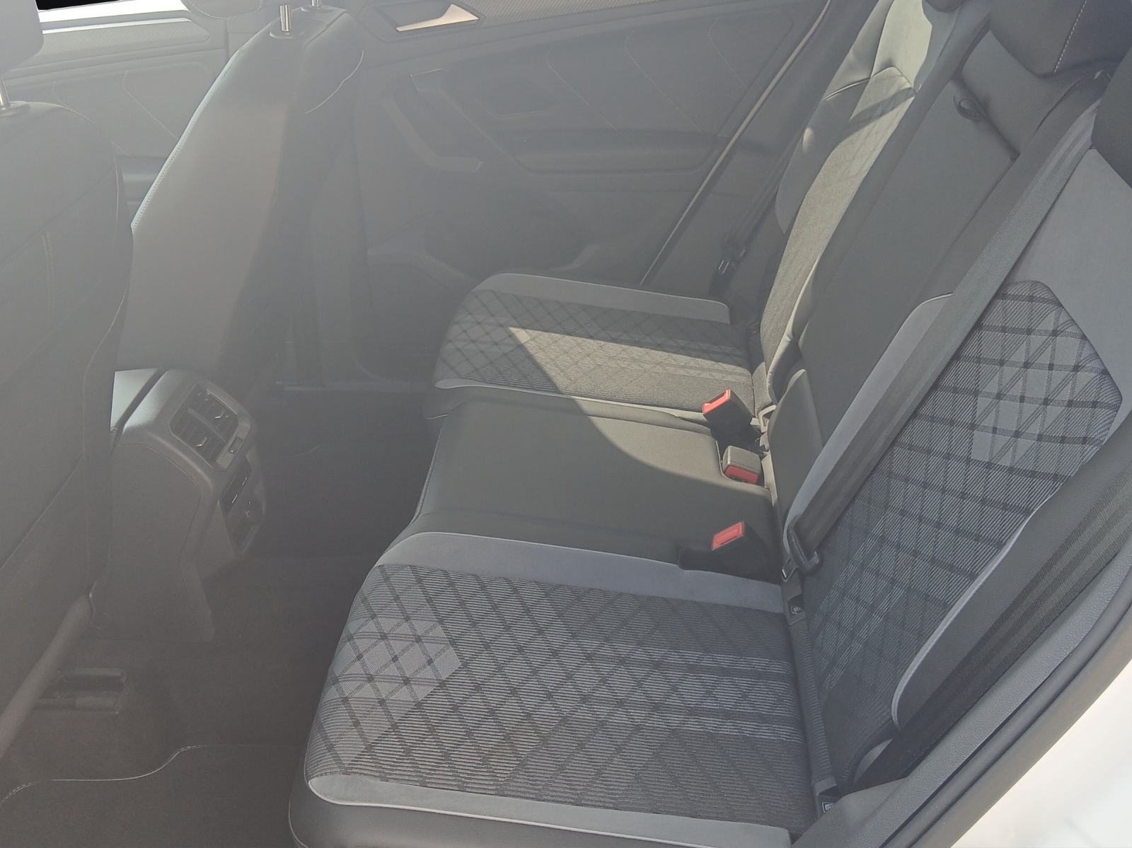 Fahrzeugabbildung Volkswagen Tiguan TDI R-Line DSG 4M Matrix AHK Navi AID ACC SH 20