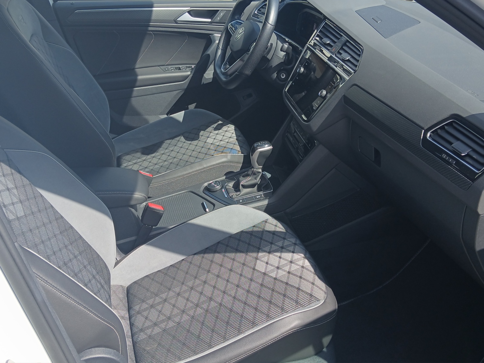 Fahrzeugabbildung Volkswagen Tiguan TDI R-Line DSG 4M Matrix AHK Navi AID ACC SH 20