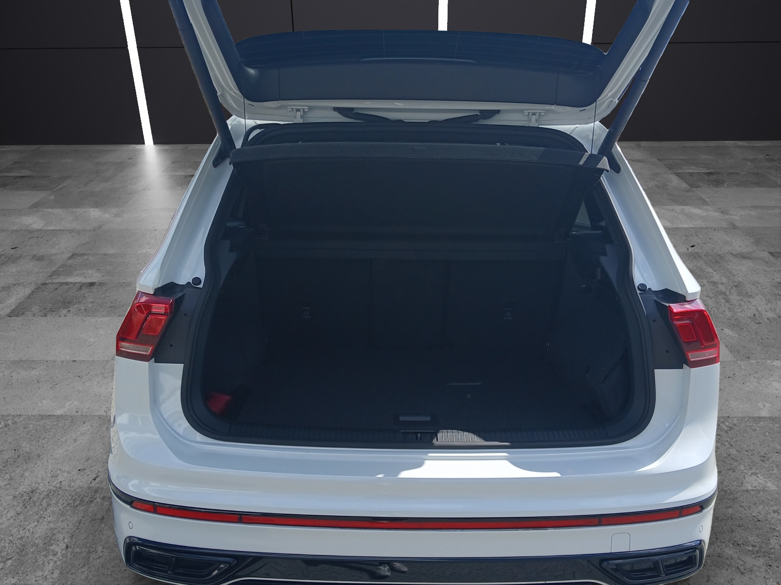 Fahrzeugabbildung Volkswagen Tiguan TDI R-Line DSG 4M Matrix AHK Navi AID ACC SH 20