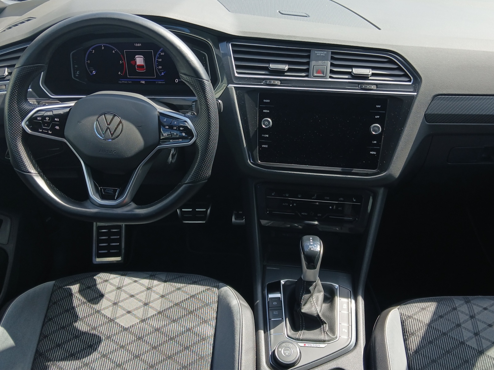 Fahrzeugabbildung Volkswagen Tiguan TDI R-Line DSG 4M Matrix AHK Navi AID ACC SH 20