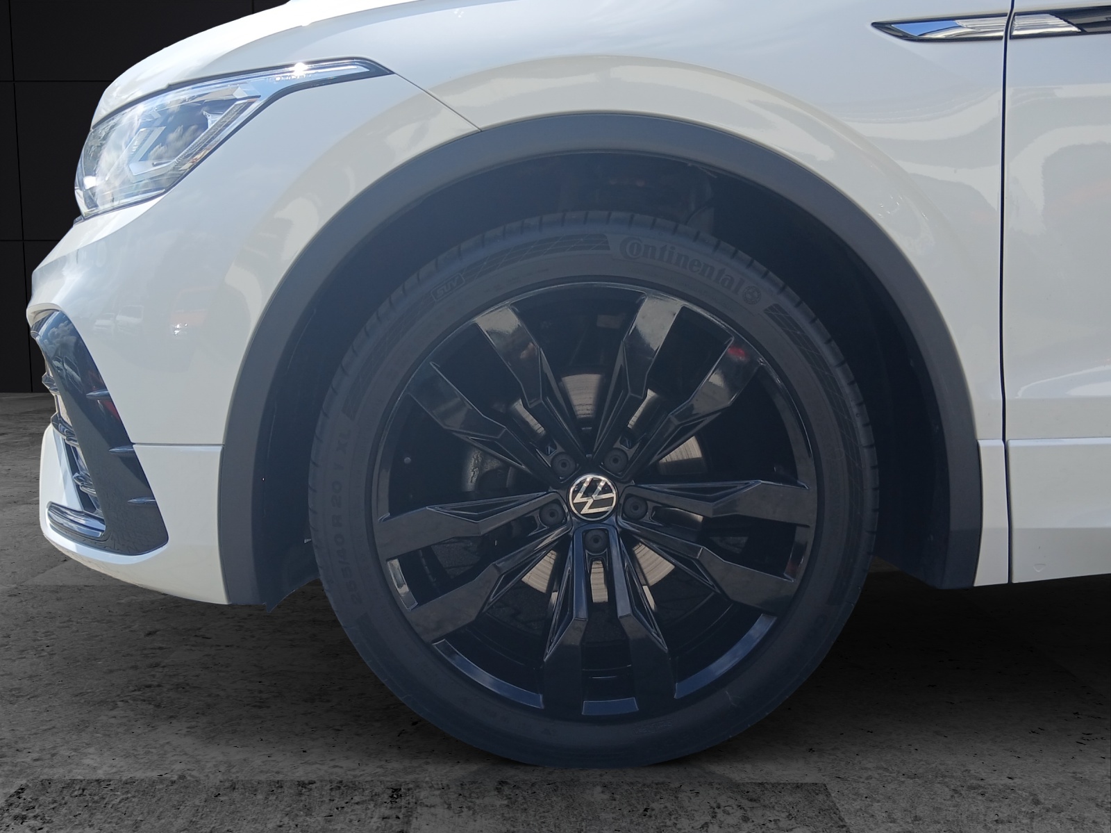 Fahrzeugabbildung Volkswagen Tiguan TDI R-Line DSG 4M Matrix AHK Navi AID ACC SH 20