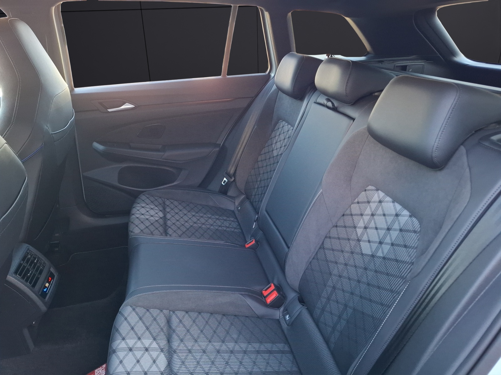 Fahrzeugabbildung Volkswagen Golf VIII Variant eTSI R-Line DSG LEDplus Navi AID HUD ACC RFK SH