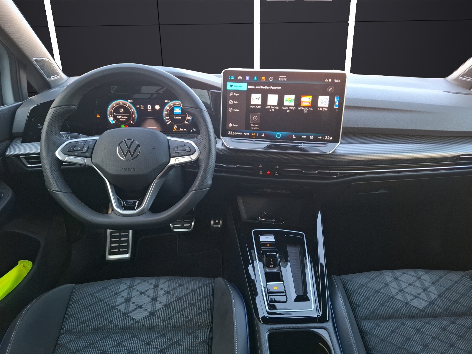 Fahrzeugabbildung Volkswagen Golf VIII Variant eTSI R-Line DSG LEDplus Navi AID HUD ACC RFK SH