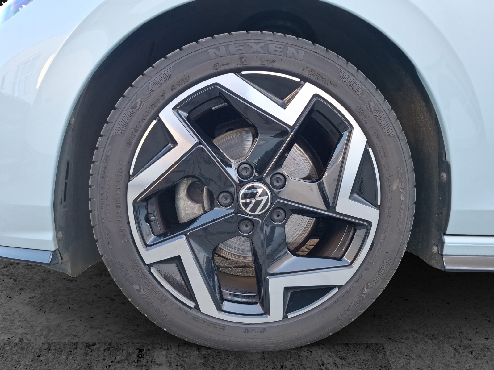 Fahrzeugabbildung Volkswagen Golf VIII Variant eTSI R-Line DSG LEDplus Navi AID HUD ACC RFK SH