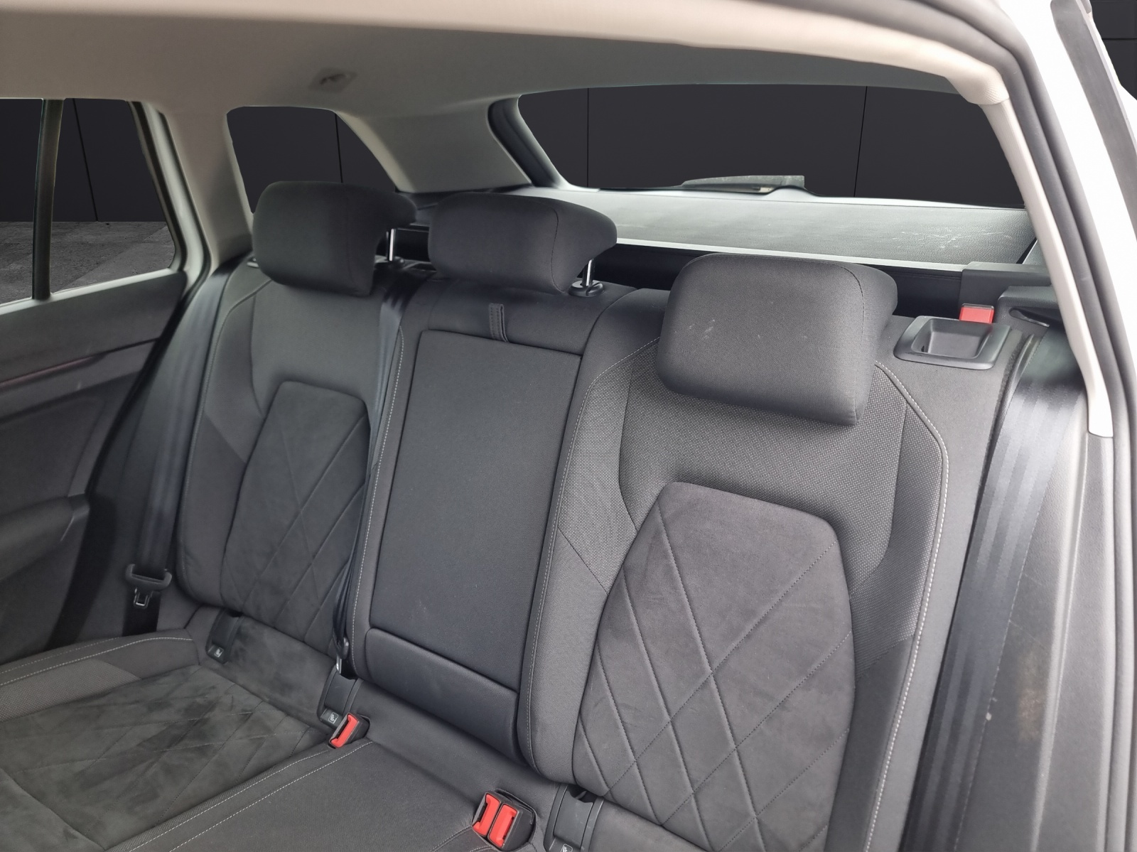 Fahrzeugabbildung Volkswagen Golf VIII Variant Business TDI DSG LED ACC SHZ PDC Ambiente Navi Klima