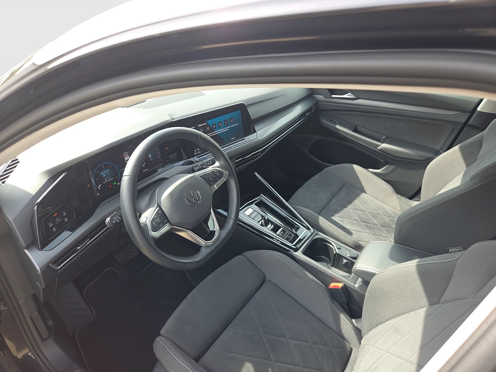 Fahrzeugabbildung Volkswagen Golf VIII Variant TDI Style LED+ DSG Navi ACC PDC