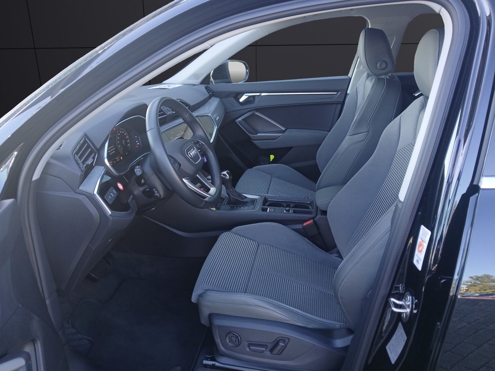 Fahrzeugabbildung Audi Q3 Sportback 45 TFSI quattro S-line S-tronic LED Navi AVC ACC SH