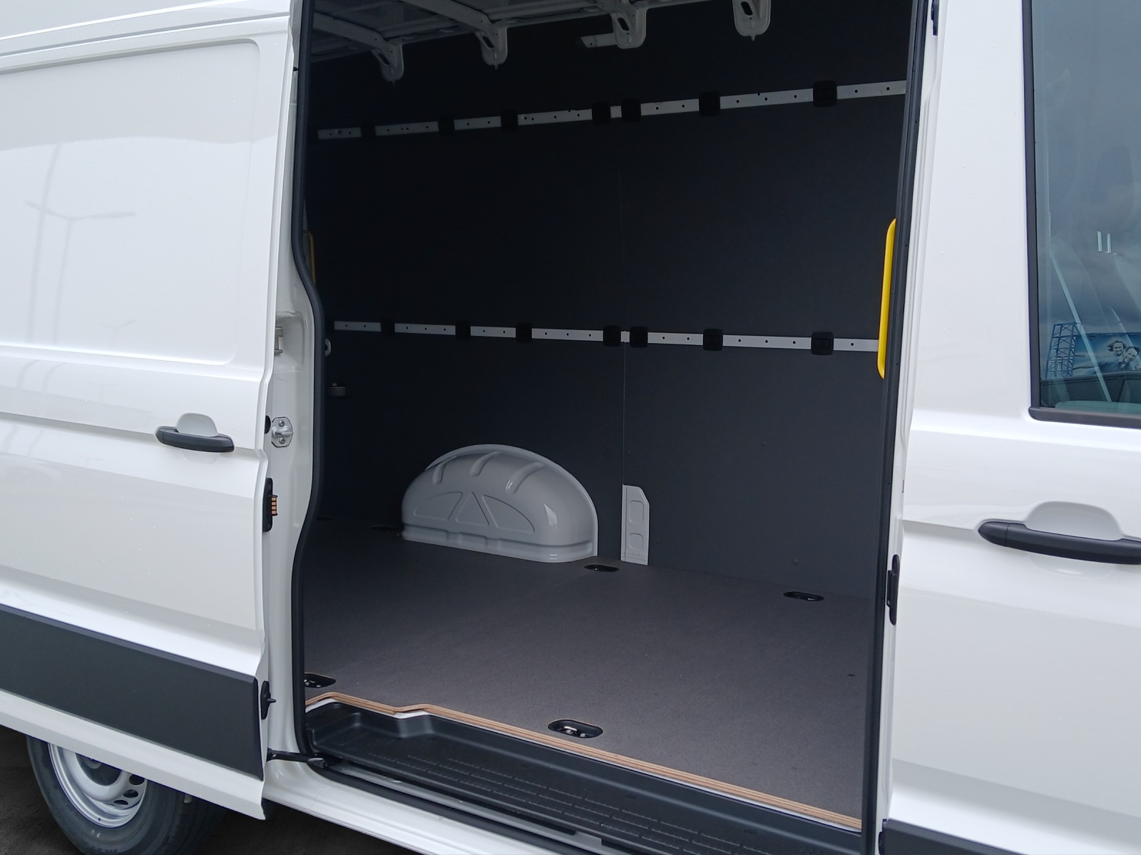 Fahrzeugabbildung Volkswagen Crafter Kasten TDI MR AHK LED KLIMA SITZH. RFK VORB. DIGITAL TACHOGRAF