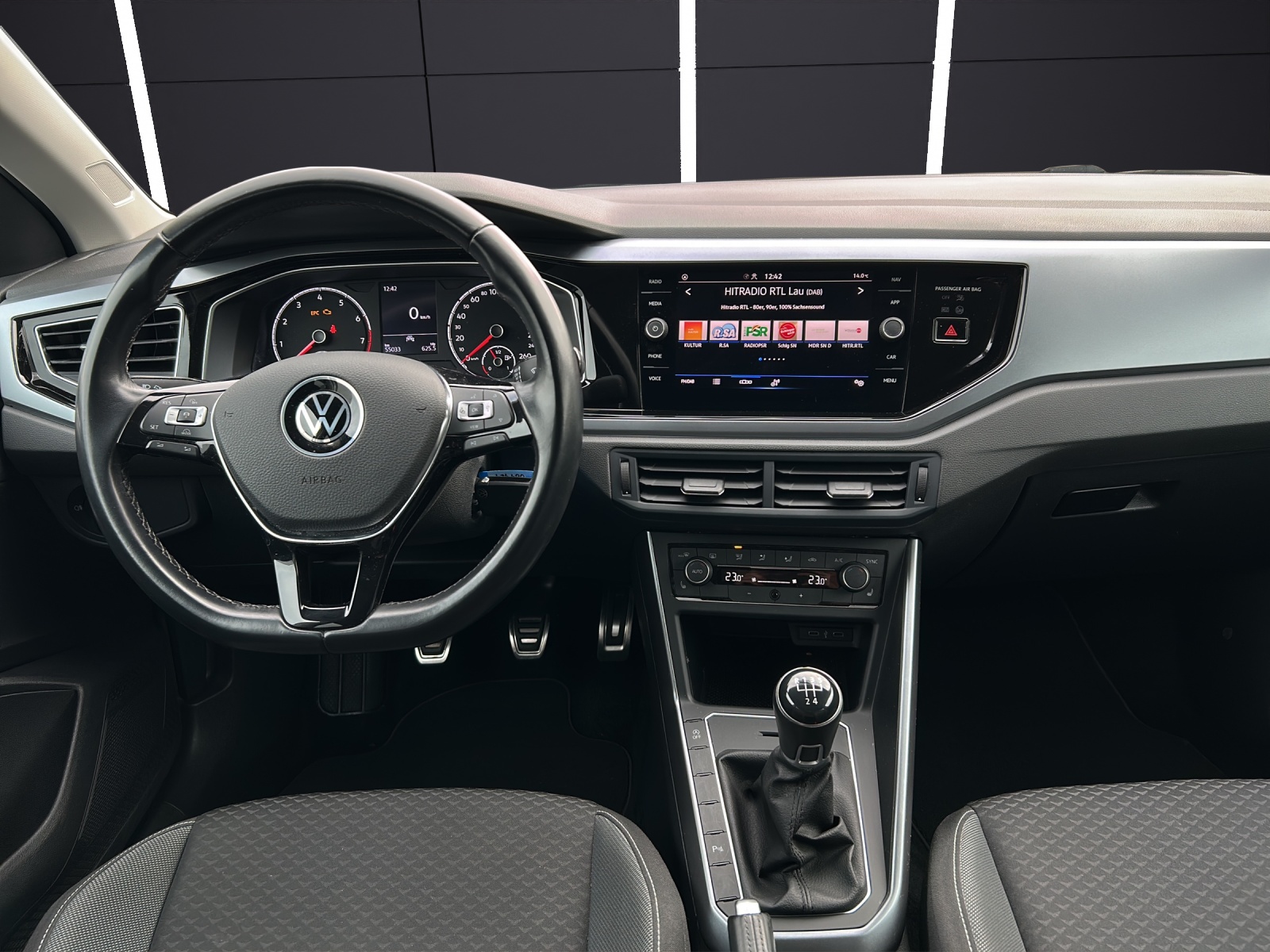 Fahrzeugabbildung Volkswagen Polo TSI Active LED Climatronic ACC PDC SH LM