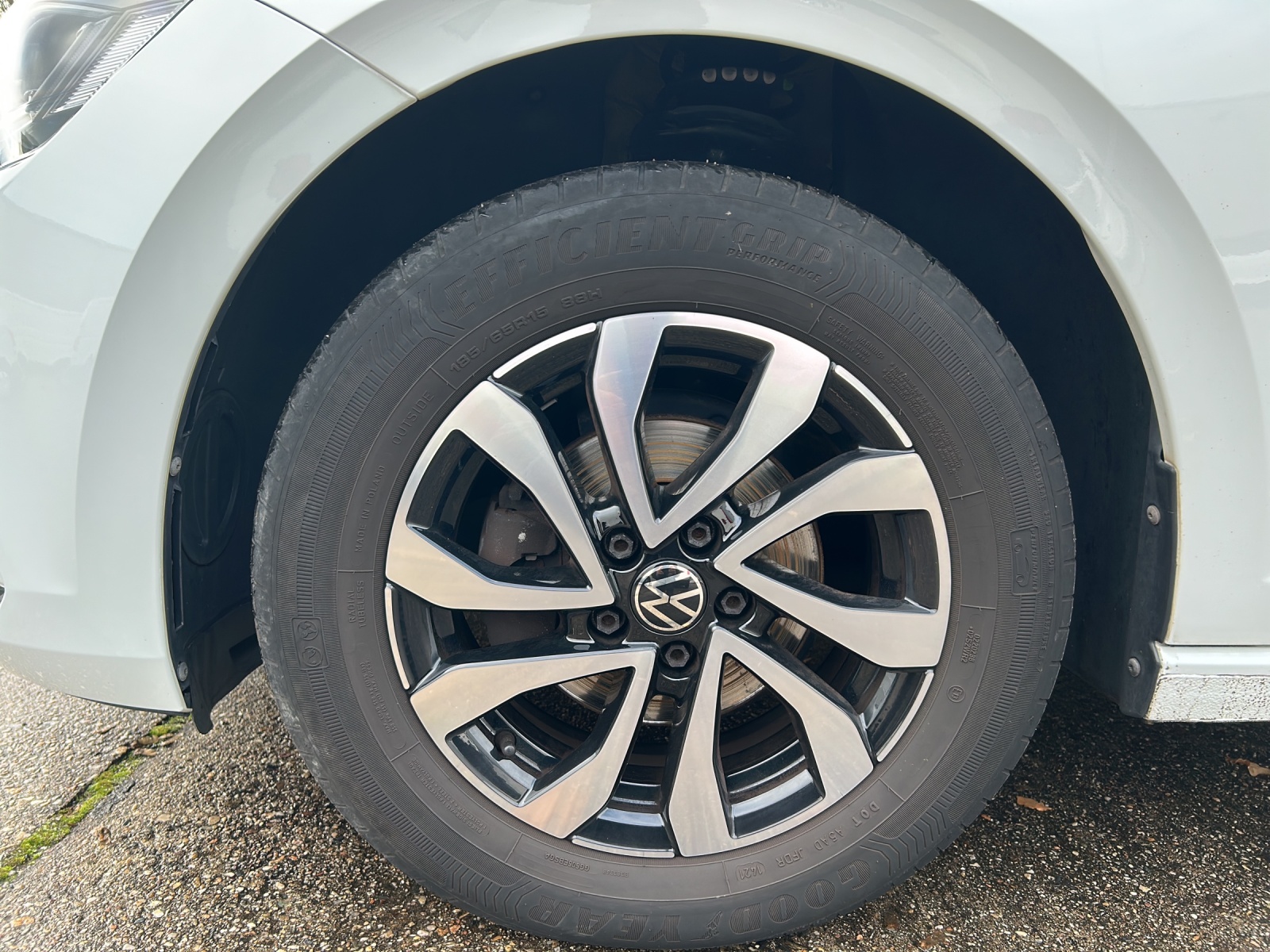 Fahrzeugabbildung Volkswagen Polo TSI Active LED Climatronic ACC PDC SH LM