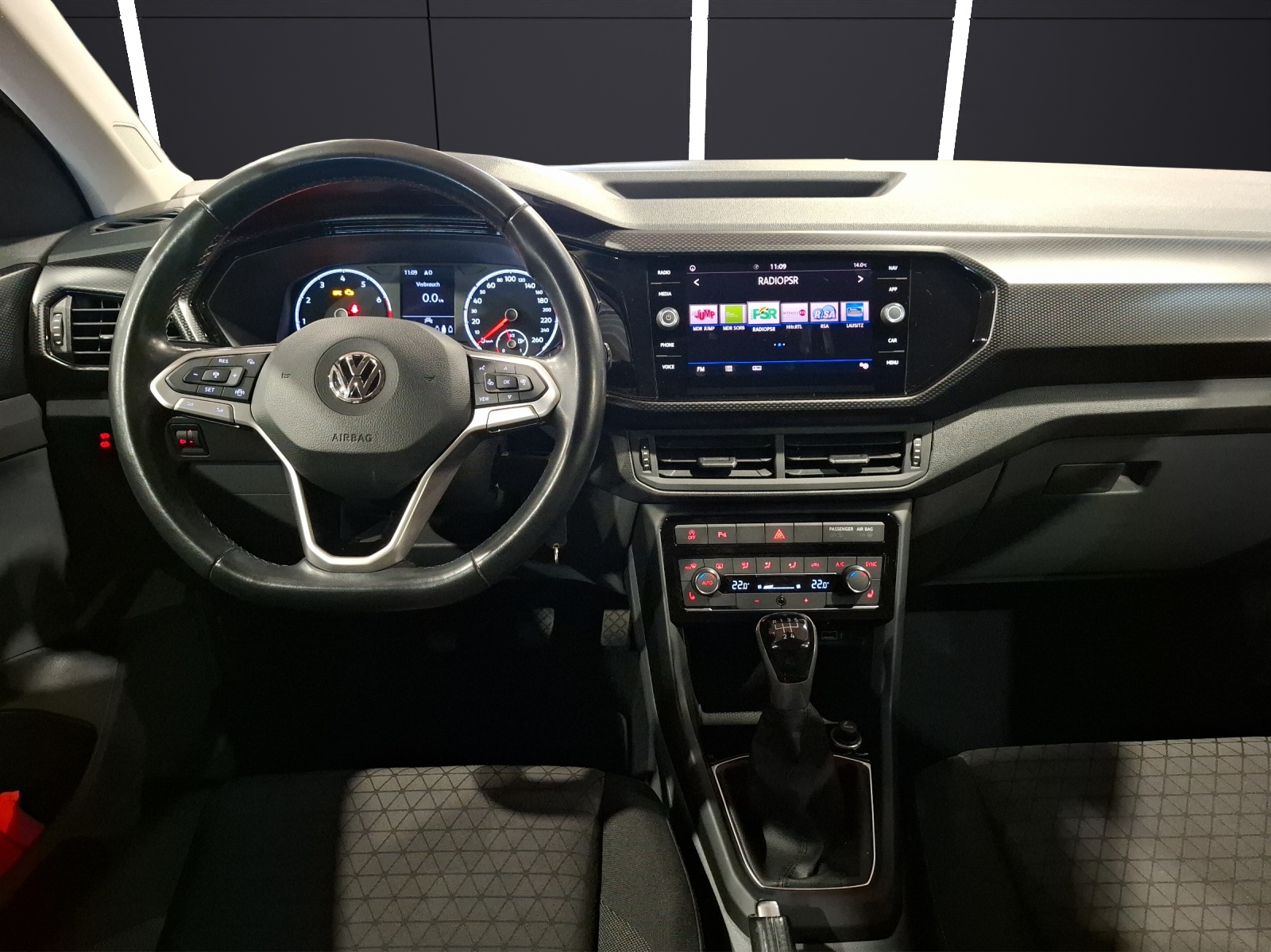 Fahrzeugabbildung Volkswagen T-Cross TSI Life AHK Navi ACC PDC SH 17