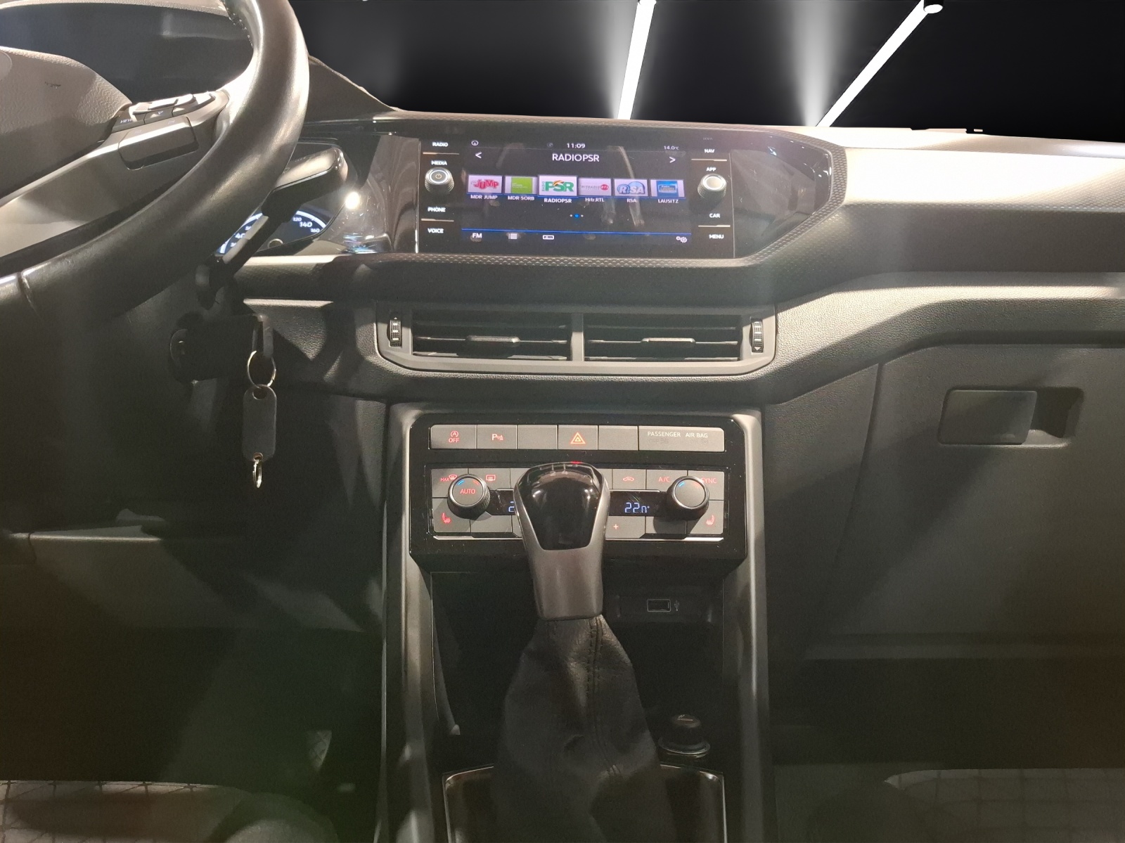 Fahrzeugabbildung Volkswagen T-Cross TSI Life AHK Navi ACC PDC SH 17