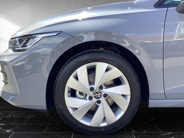 Fahrzeugabbildung Volkswagen Golf VIII TSI Life PANO AHK ACC Navi
