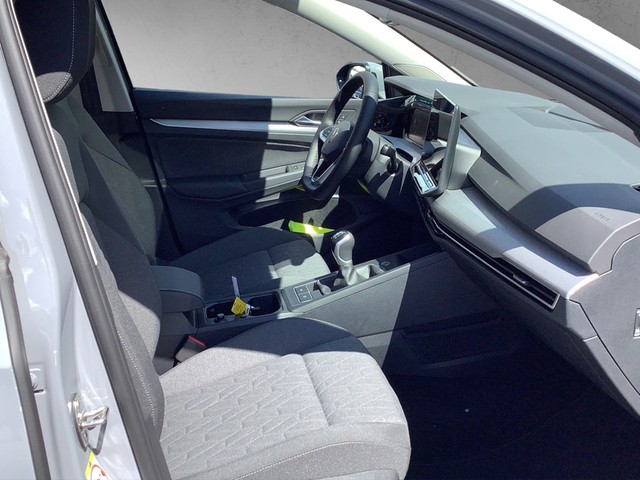 Fahrzeugabbildung Volkswagen Golf VIII TSI Life PANO AHK ACC Navi