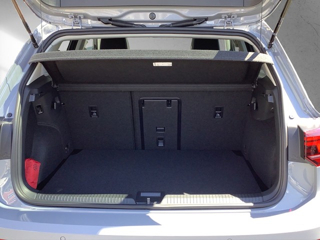 Fahrzeugabbildung Volkswagen Golf VIII TSI Life PANO AHK ACC Navi
