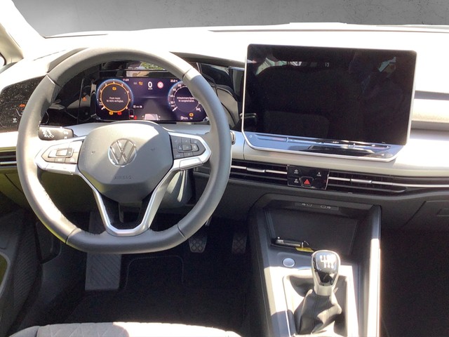 Fahrzeugabbildung Volkswagen Golf VIII TSI Life PANO AHK ACC Navi