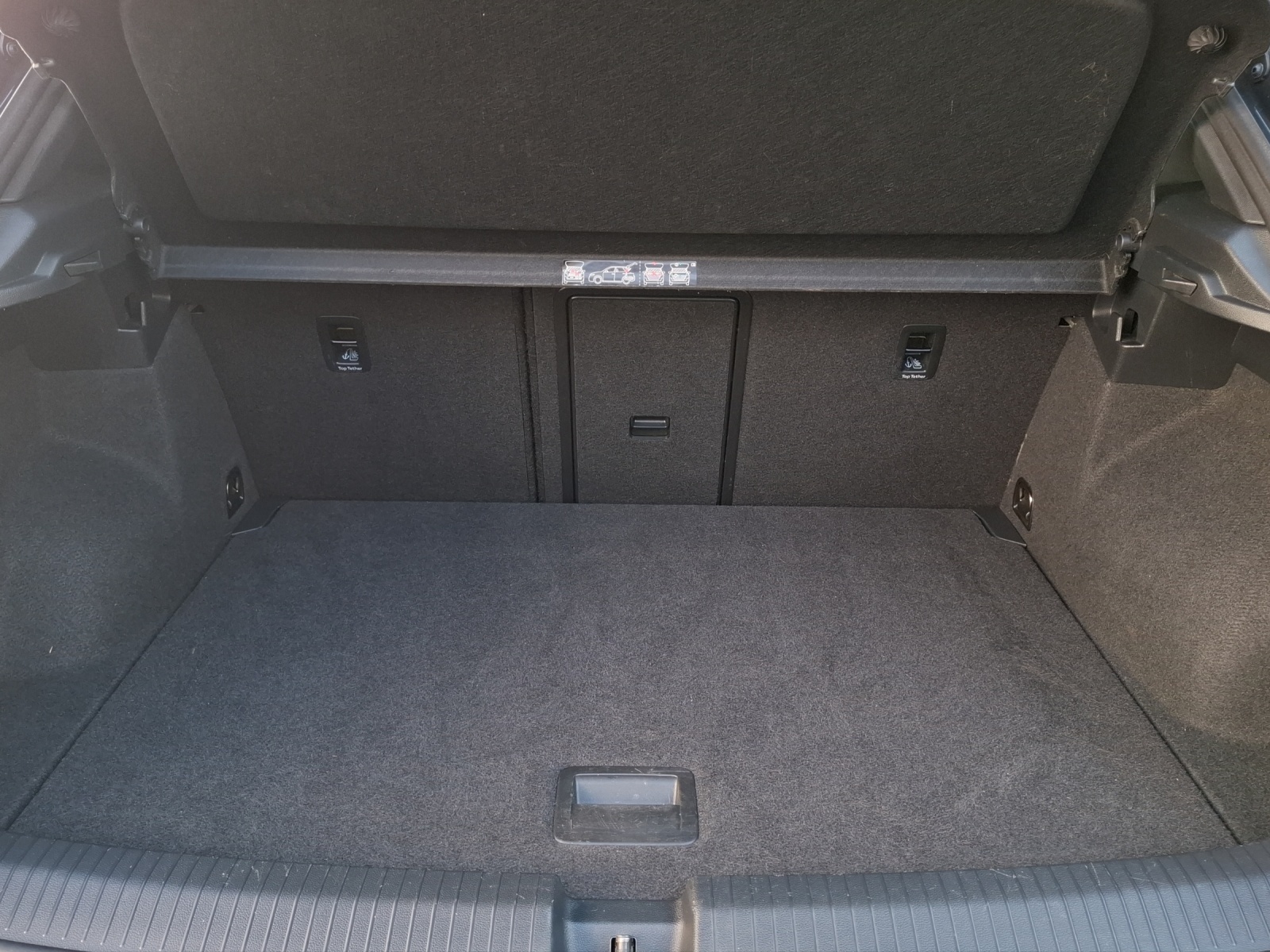 Fahrzeugabbildung Volkswagen T-Roc TSI Sport LED AHK ACC PDC SHZ
