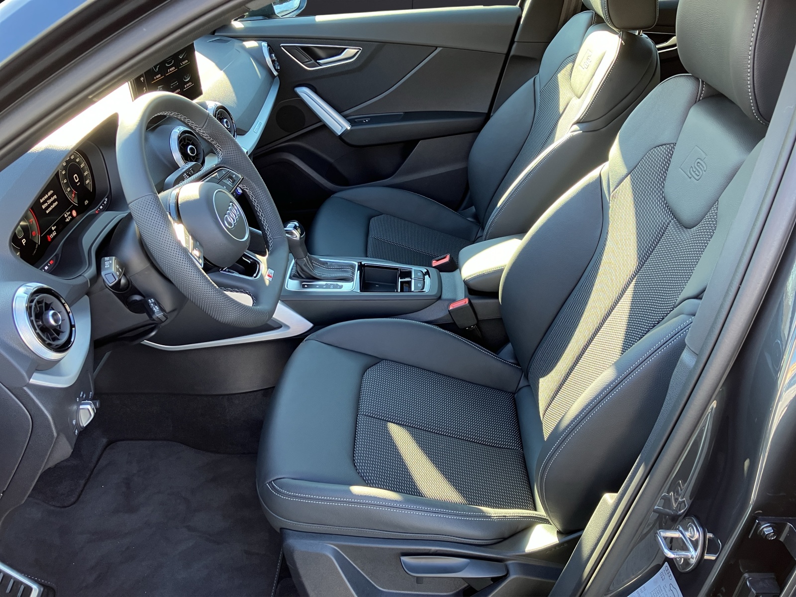 Fahrzeugabbildung Audi Q2 35 TFSI advanced S-tronic Matrix AHK AVC GRA RFK SH