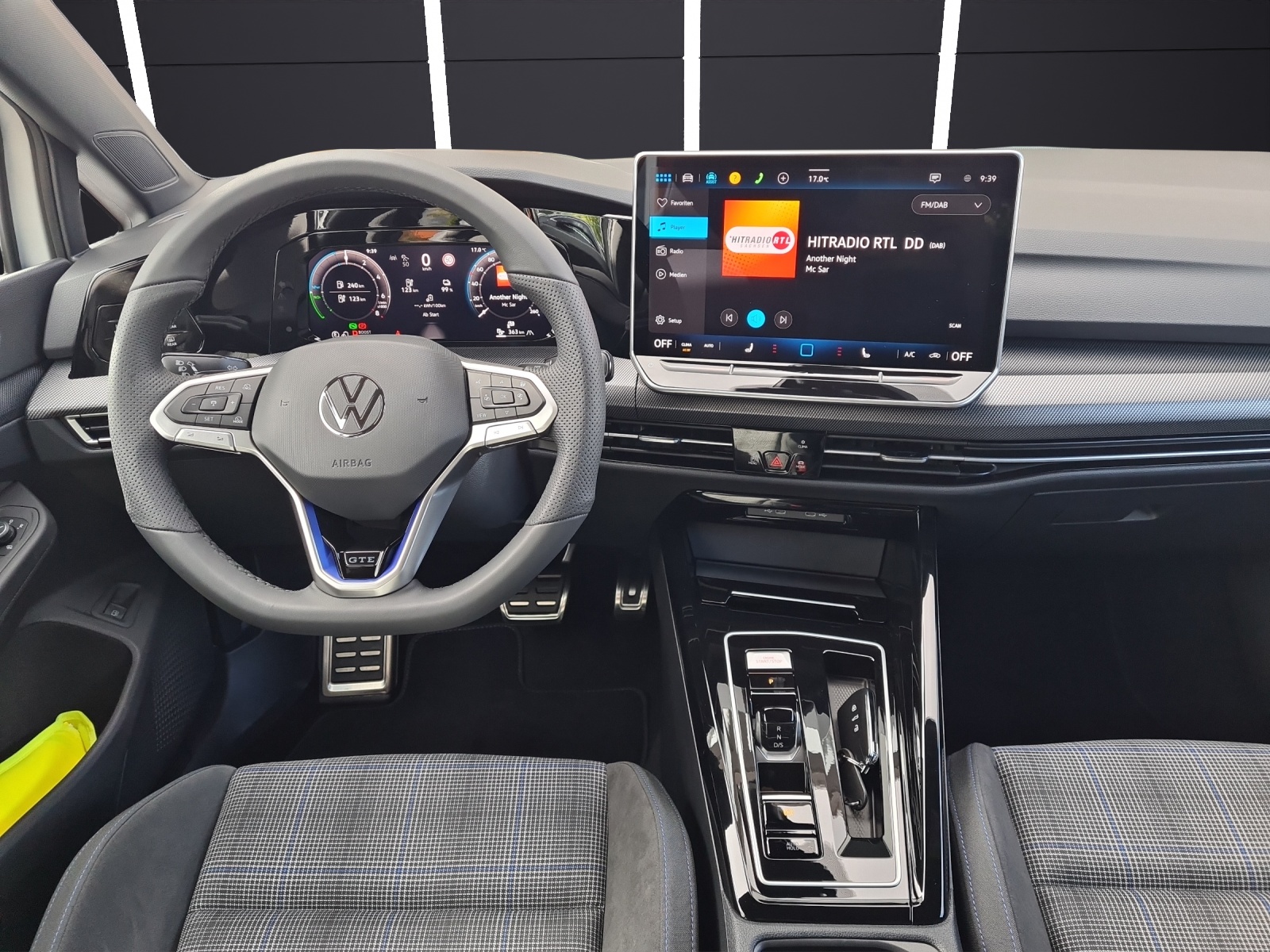 Fahrzeugabbildung Volkswagen Golf VIII GTE Matrix HUD AHK 360° DCC ACC Keyless