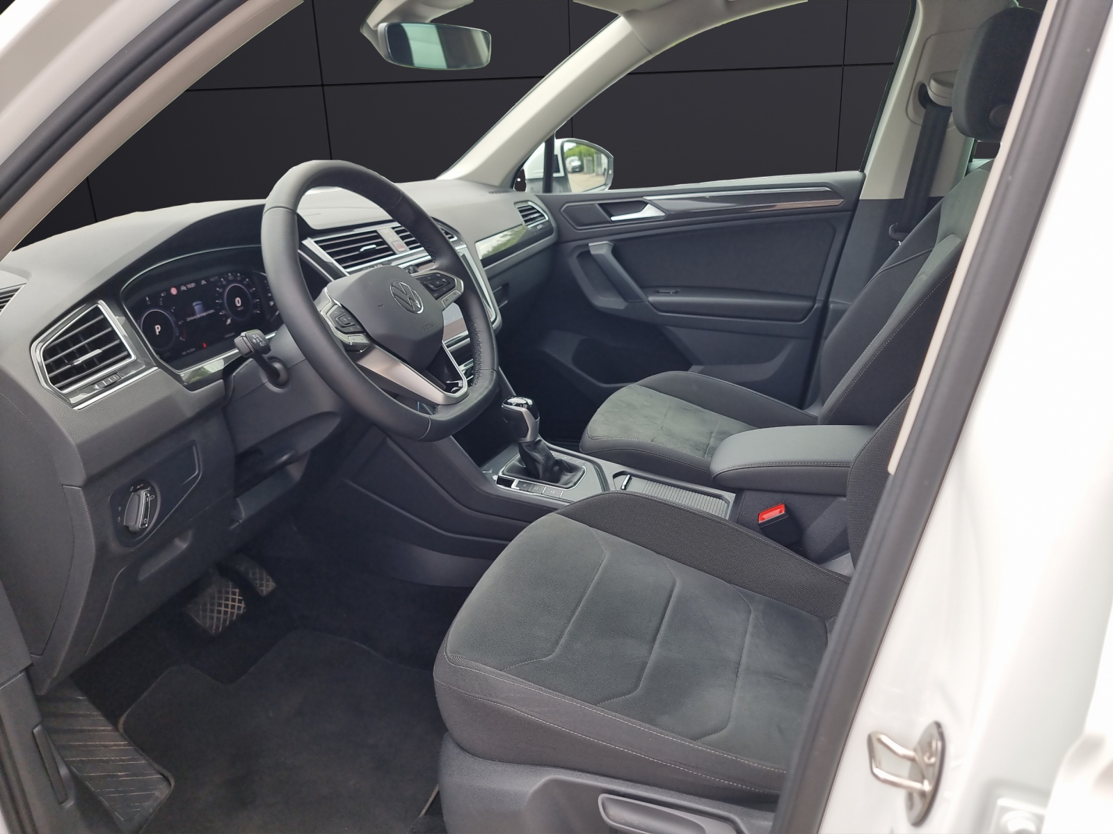 Fahrzeugabbildung Volkswagen Tiguan Elegance eHybrid DSG IQ.Light ACC 18
