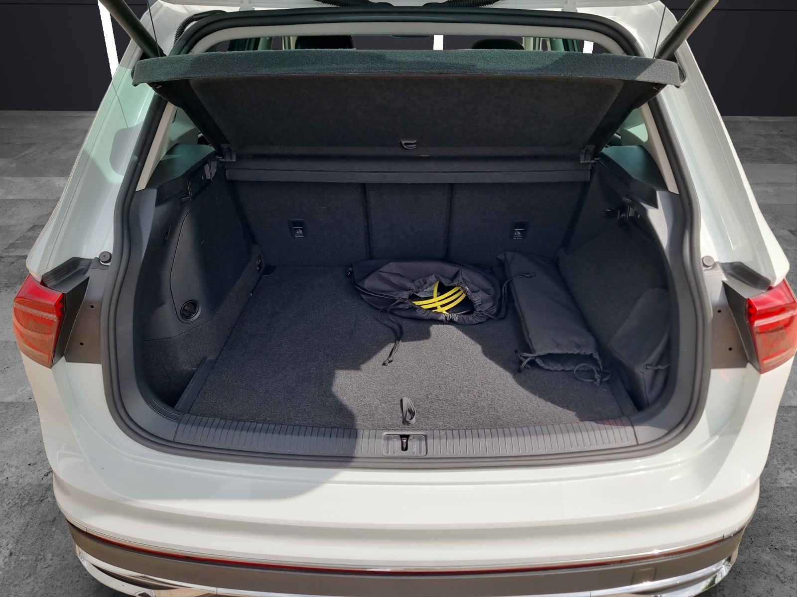 Fahrzeugabbildung Volkswagen Tiguan Elegance eHybrid DSG IQ.Light ACC 18