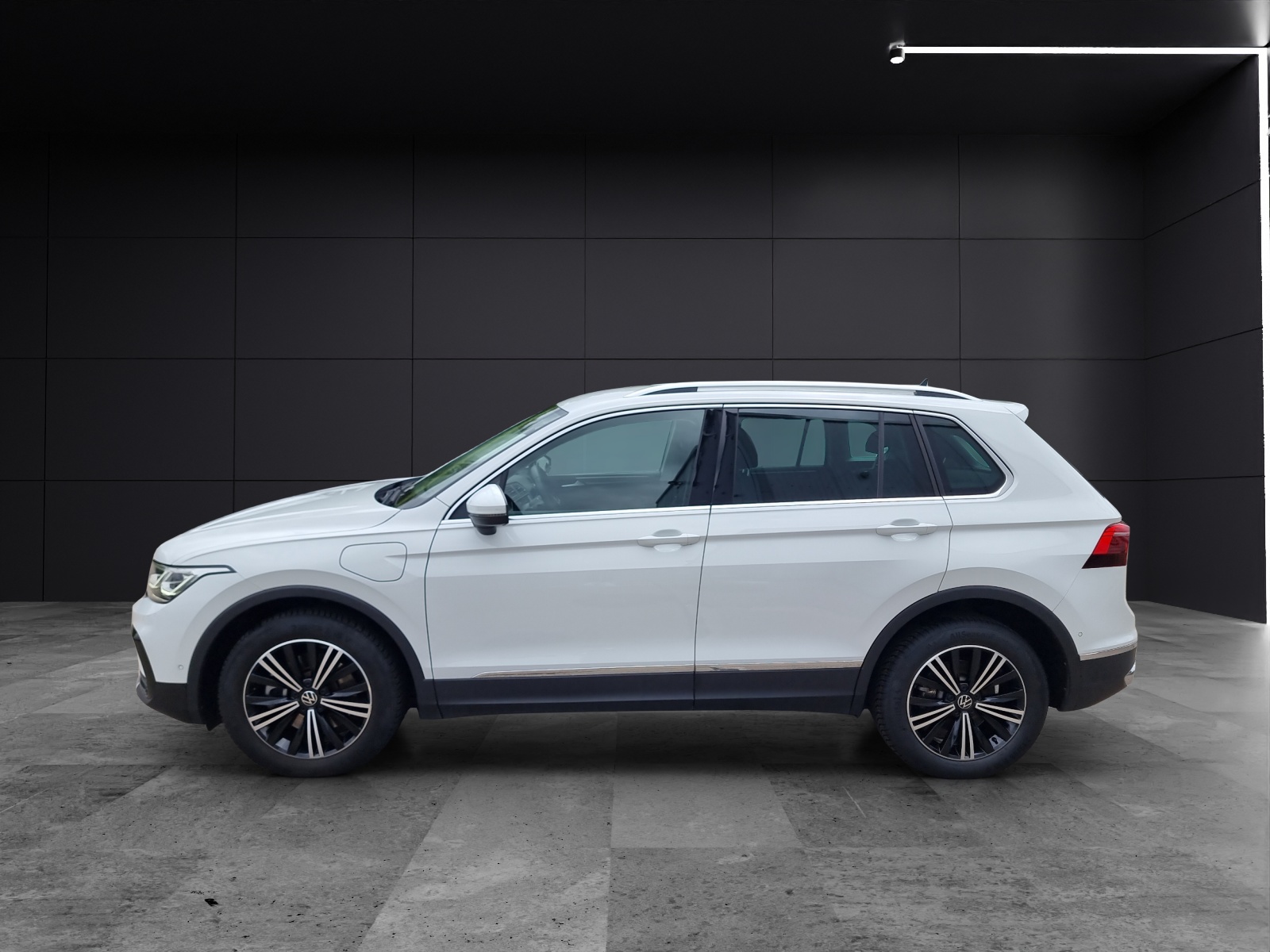 Fahrzeugabbildung Volkswagen Tiguan Elegance eHybrid DSG IQ.Light ACC 18