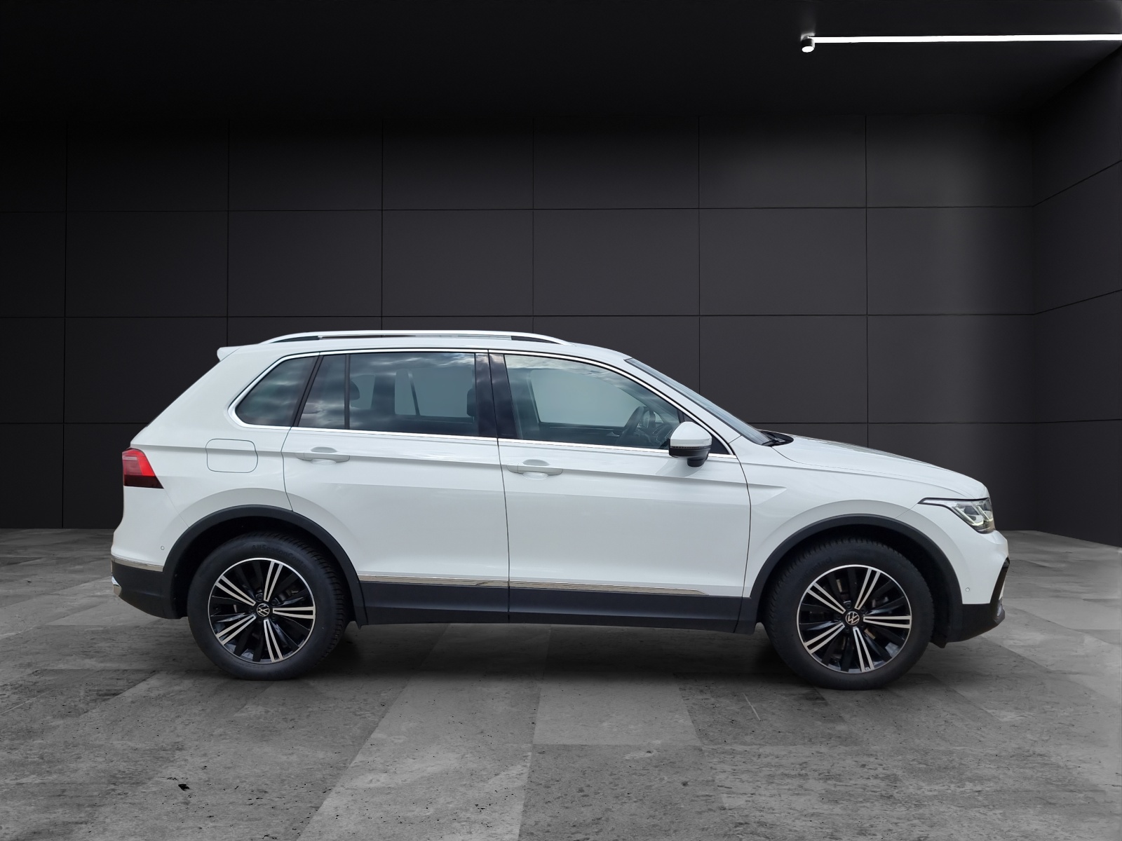 Fahrzeugabbildung Volkswagen Tiguan Elegance eHybrid DSG IQ.Light ACC 18