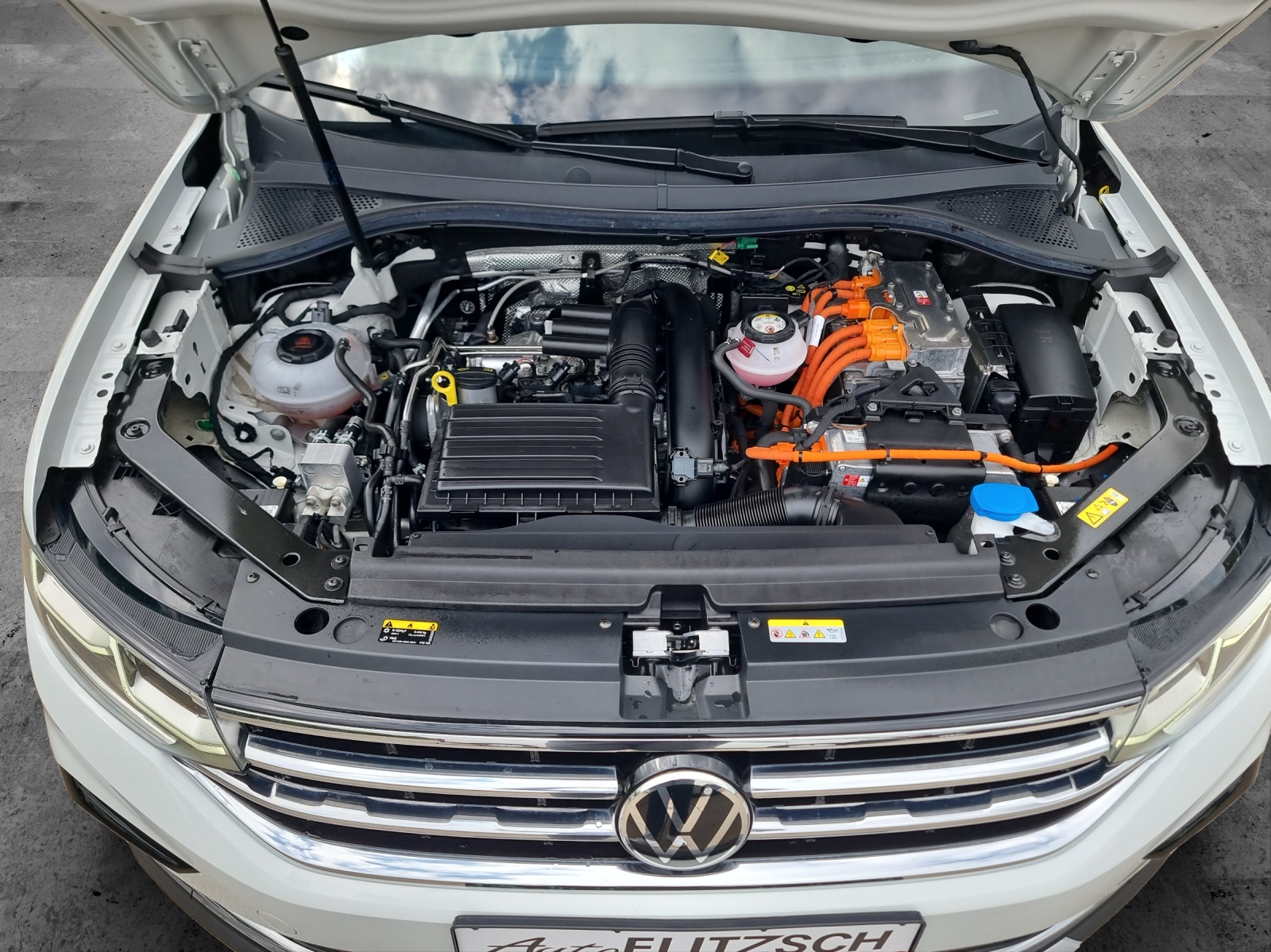 Fahrzeugabbildung Volkswagen Tiguan Elegance eHybrid DSG IQ.Light ACC 18