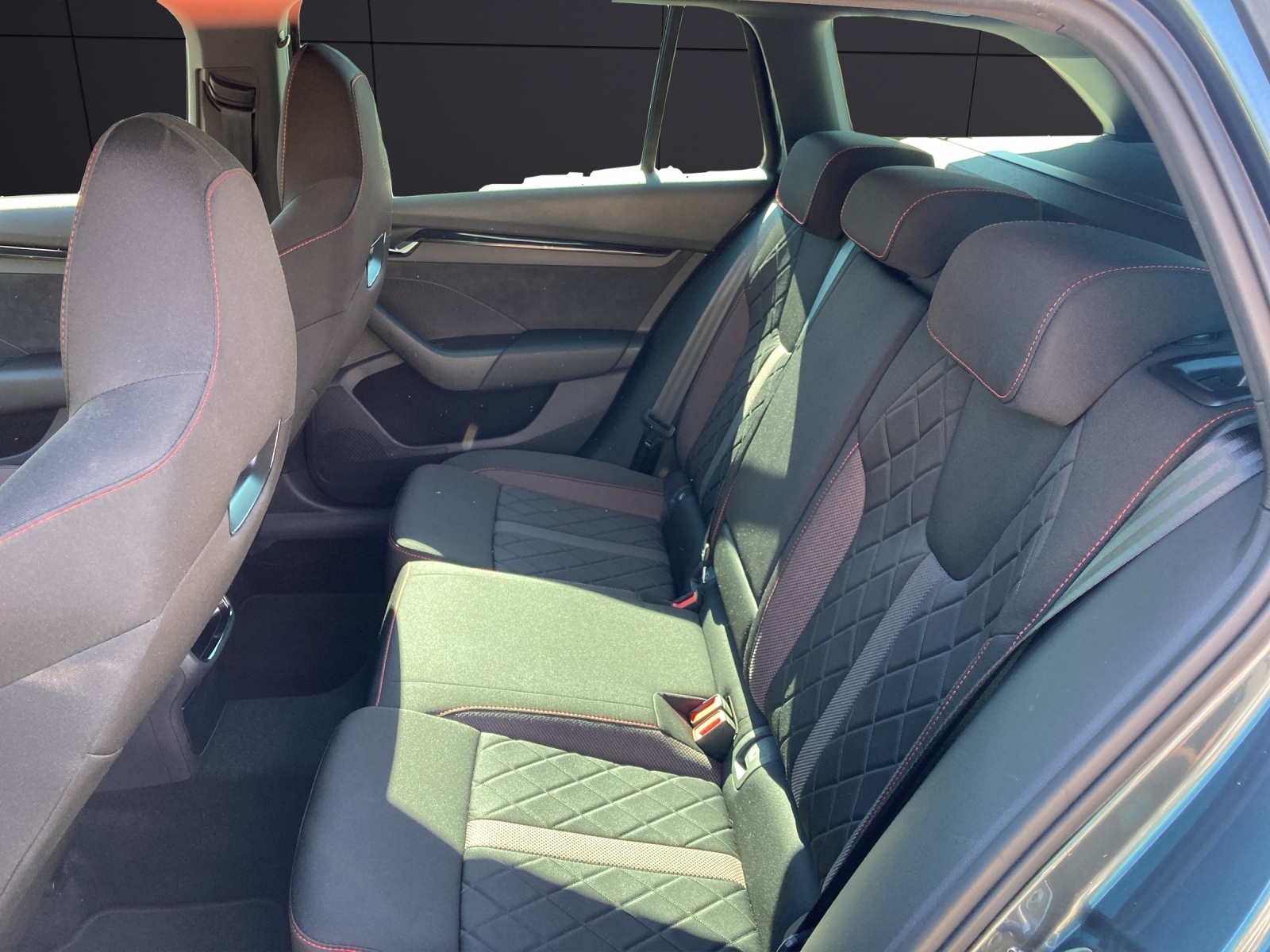 Fahrzeugabbildung SKODA Octavia Combi RS TDI DSG 4x4 Matrix AHK Navi Pano HUD ACC RFK 18