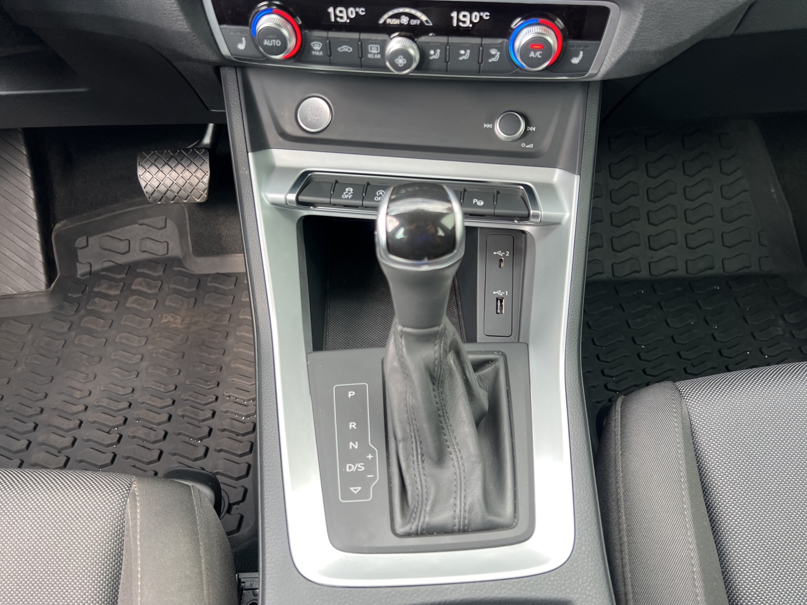 Fahrzeugabbildung Audi Q3 40 TFSI quattro LED AHK Navi AVC SHZ ACC Park-Assist